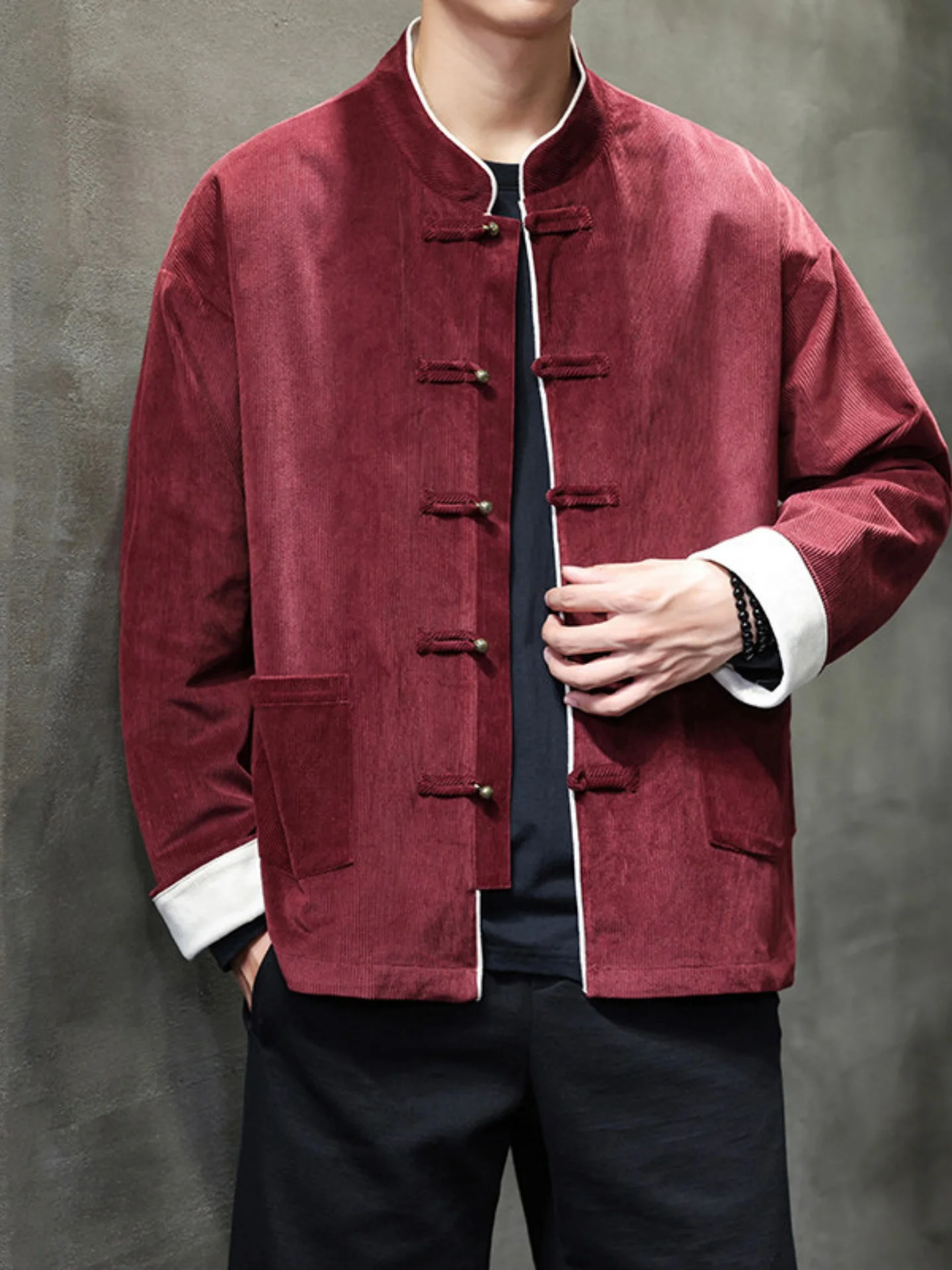 

Красная мужская куртка в китайском стиле из вельвета с воротником-стойкой, декорированная пуговицами, свободного кроя, модная городская верхняя одежда для молодежи, весенняя коллекция