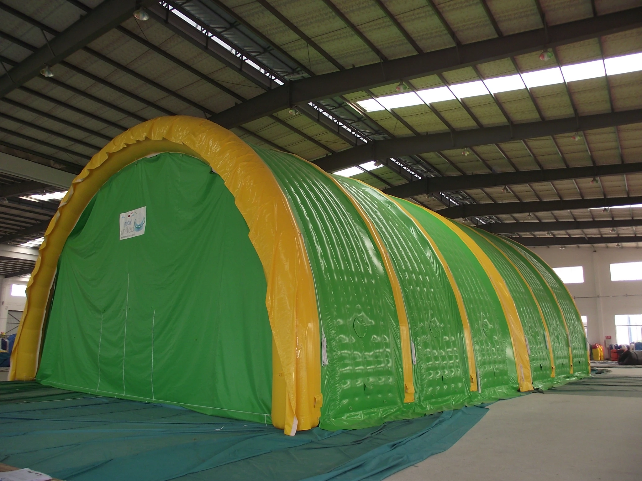 Tenda gonfiabile commerciale personalizzata con tunnel a cupola / Tende gonfiabili per tende da calcio a prezzo di fabbrica per esposizioni di feste in campeggio