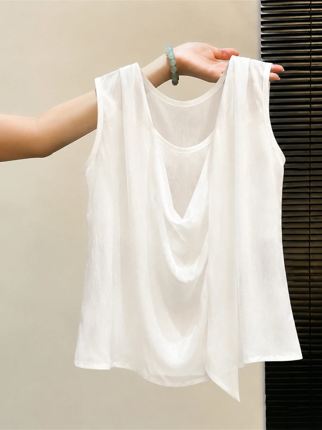 

Minimalist Color Sleeveless Vest Casual Everyday Versatile Top Women's Fashion Summer 2026 round Neck Pullover Silk Blouse
