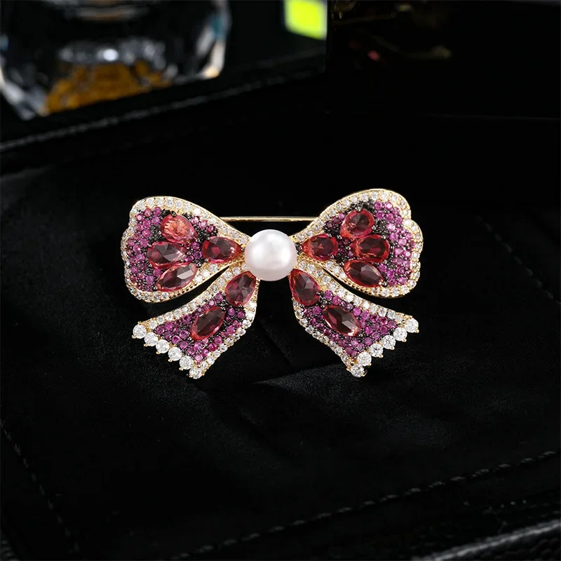 2025 Spilla di perle d'acqua dolce naturali di fascia alta, cappotto da abito elegante e lussuoso e accessori con spilla a fiocco