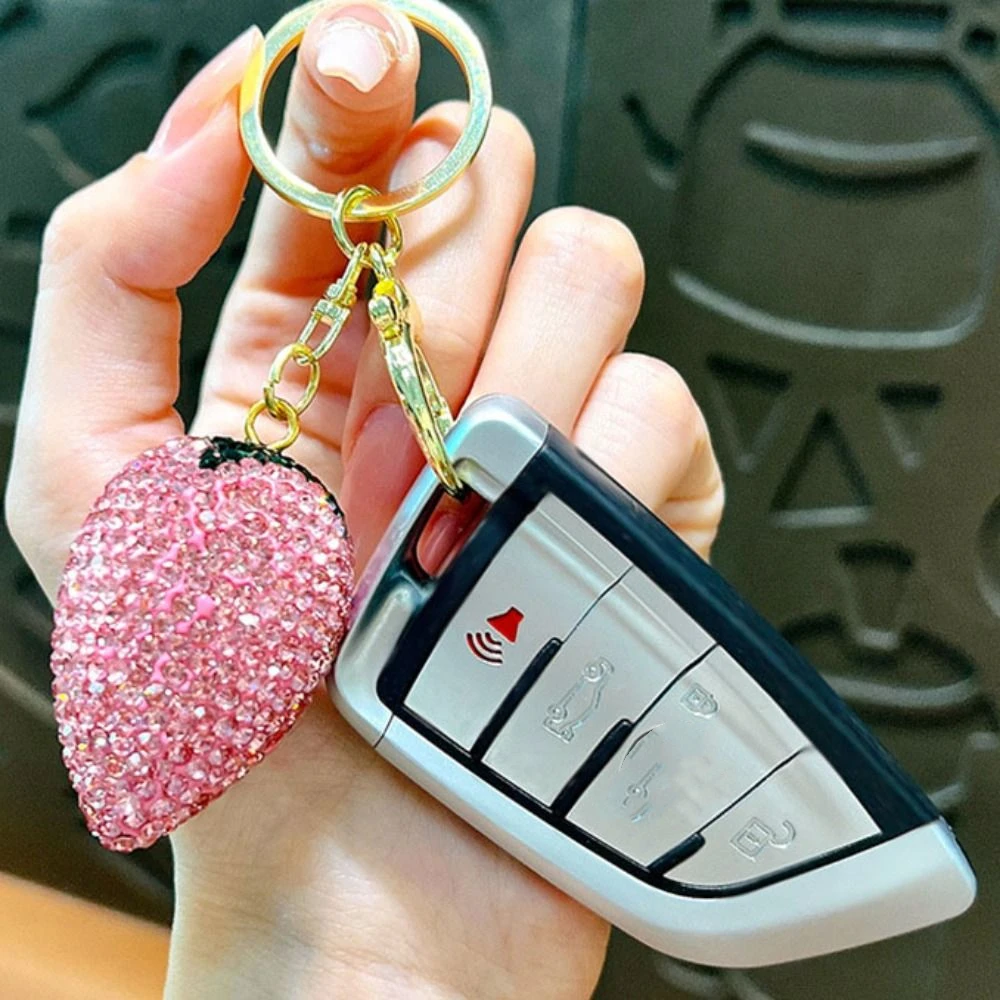 

Fashion Crystal Strawberry Rhinestone Keychain Sparkling Metal Rhinestone Pendant Cute Backpack Hanging Car Keyring Jewelry Gift