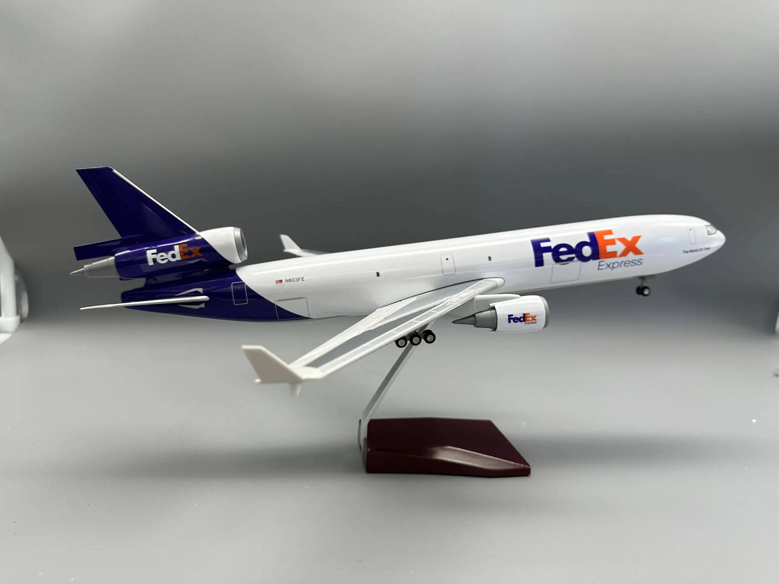 

47CM 1/130 Scale MD-11 Aircraft FedEx Cargo Airways MD11 Model Airplane With Wheel Landing Gear Plastic Resin Plane Model Home D