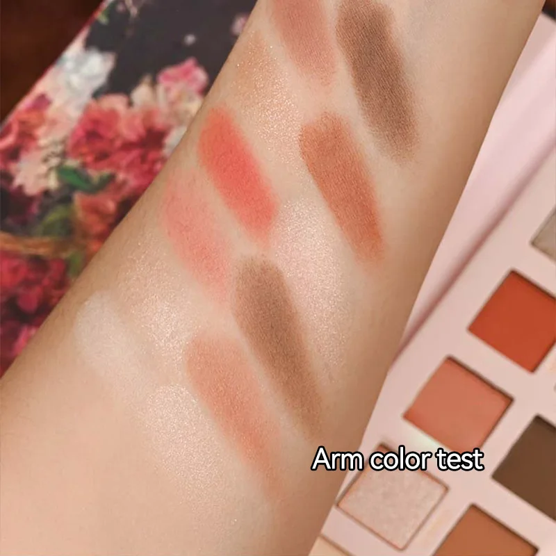 K'CAPEINE 12 色油絵アイシャドウ パレット - パールとマット仕上げ、ソフトなアースカラー