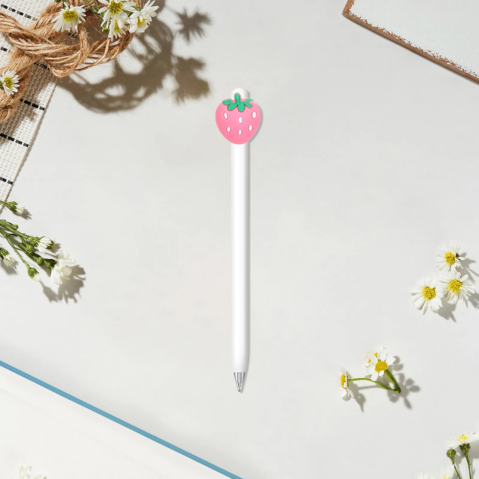 

30 шт. мультяшных накладок на карандаши в виде клубники из мягкого ПВХ, прикрепляемые к карандашам, для поощрения учеников в классе, школьные канцелярские принадлежности