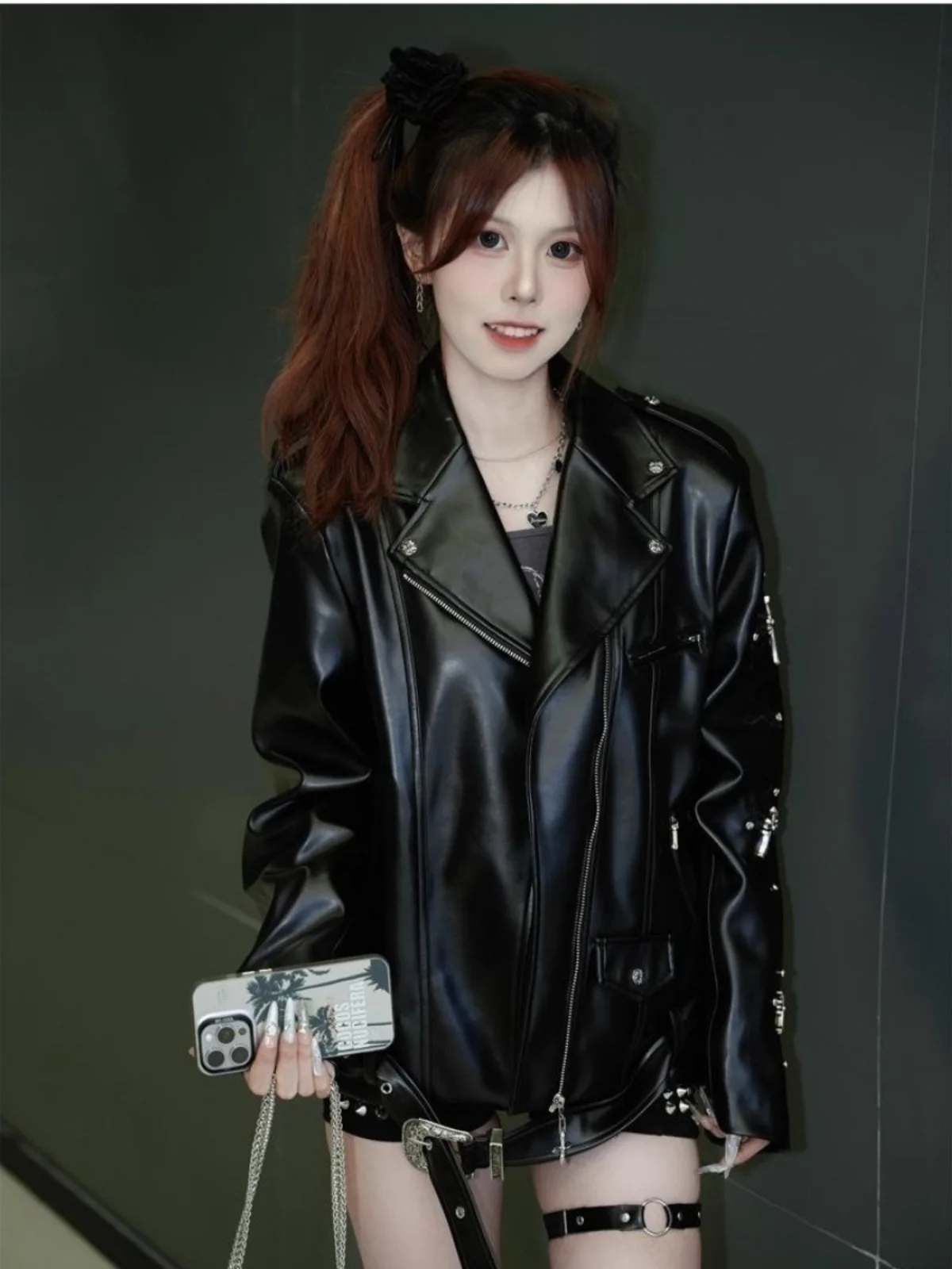 เสื้อแจ็คเก็ตหนังทรงหลวมสไตล์สตรีทสำหรับผู้หญิง แบบ Biker สั้น แฟชั่นเซ็กซี่ ซิปสีพื้น คอวี แขนยาว