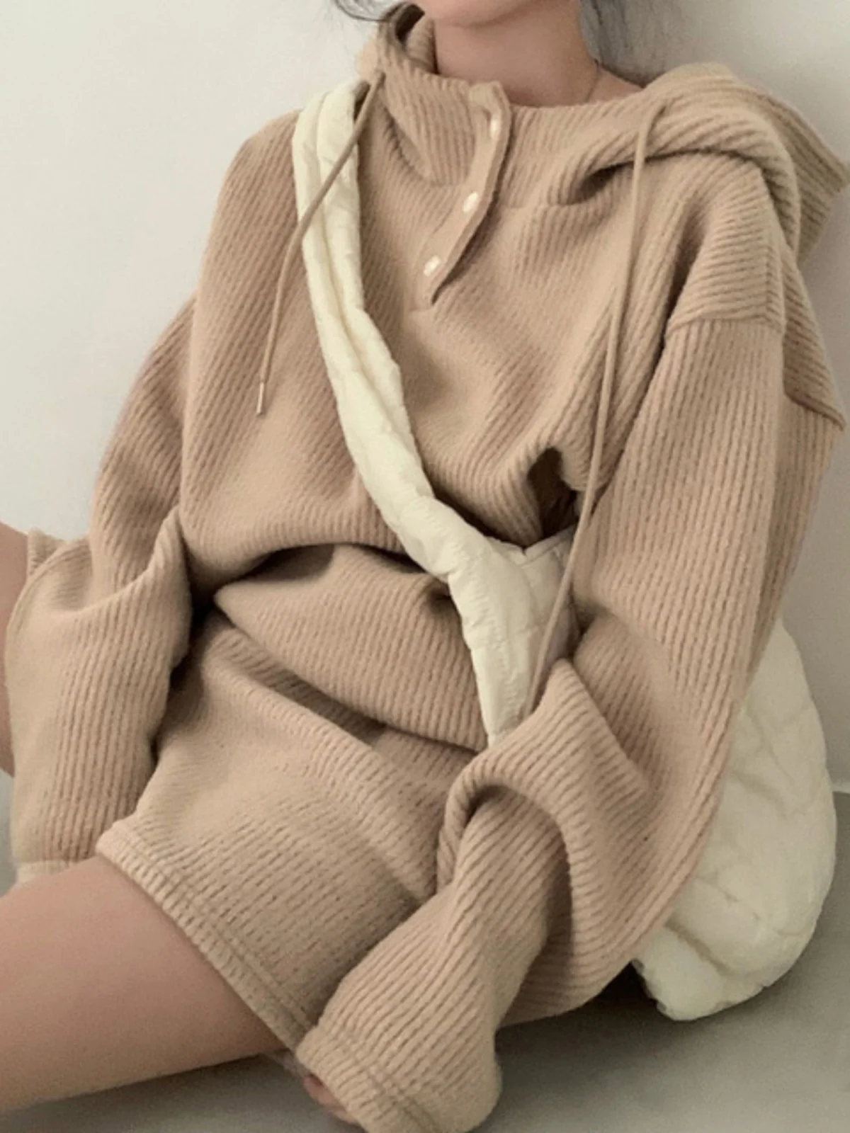 طقم نسائي شتوي عصري من قطعتين: هودي وشورت قصير، أزياء أنيقة تظهر الشباب ومتعددة الاستخدامات