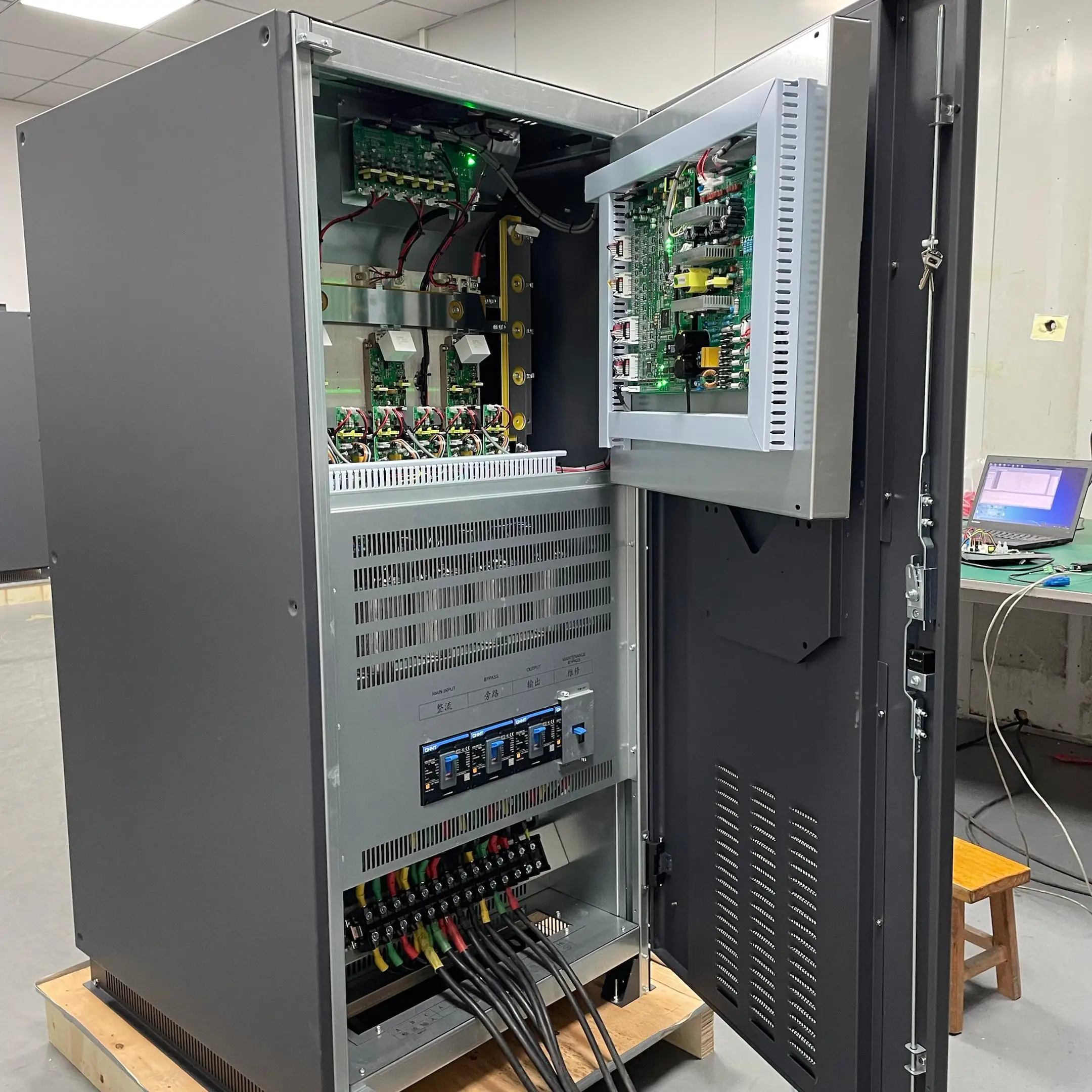 Industrial Online UPS 120kva 120kw 120 KVA Pure Sine Wave Nobreak for Server Ups Power Supply with Stabilizer
