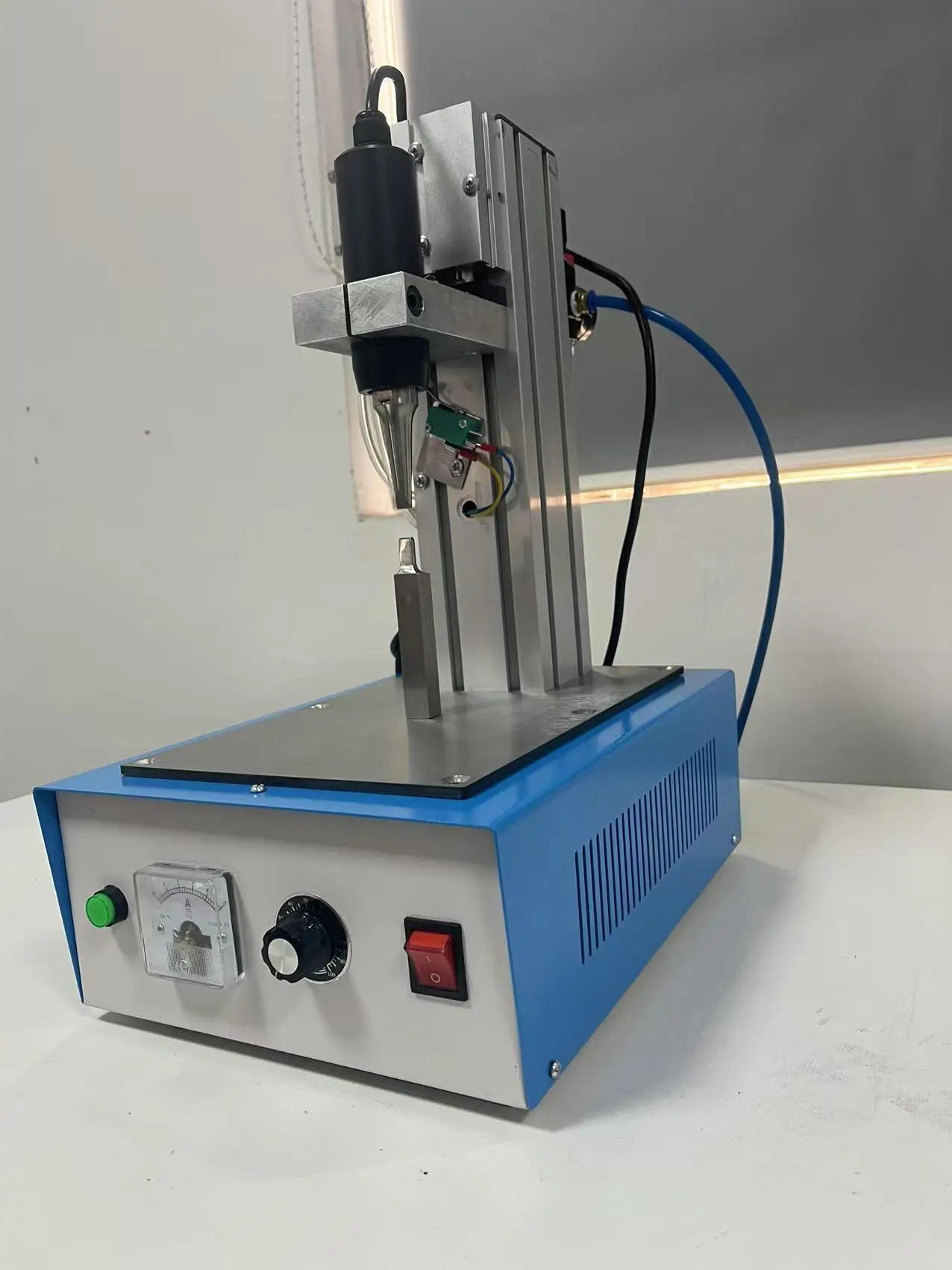 ​ Zgrzewarka punktowa pneumatyczna ultradźwiękowa do tworzyw sztucznych, sterowana pedałem, 35K 1600W, do plastiku, PE, PET, do zgrzewania pudełek spożywczych.