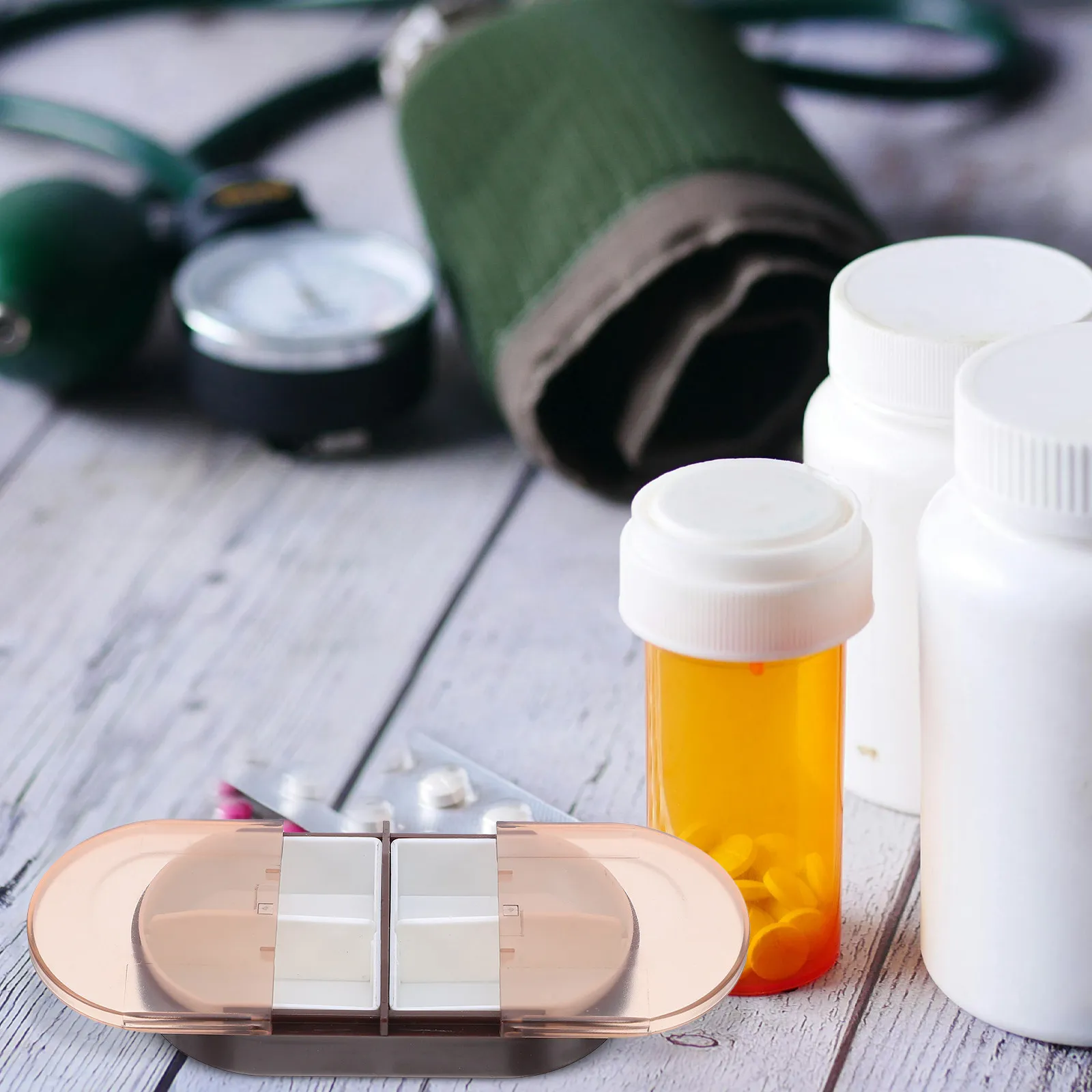 

Набор из 3-х маленьких еженедельных органайзеров для таблеток на 4 отделения, портативный герметичный контейнер для лекарств в дорогу, диспенсер для таблеток