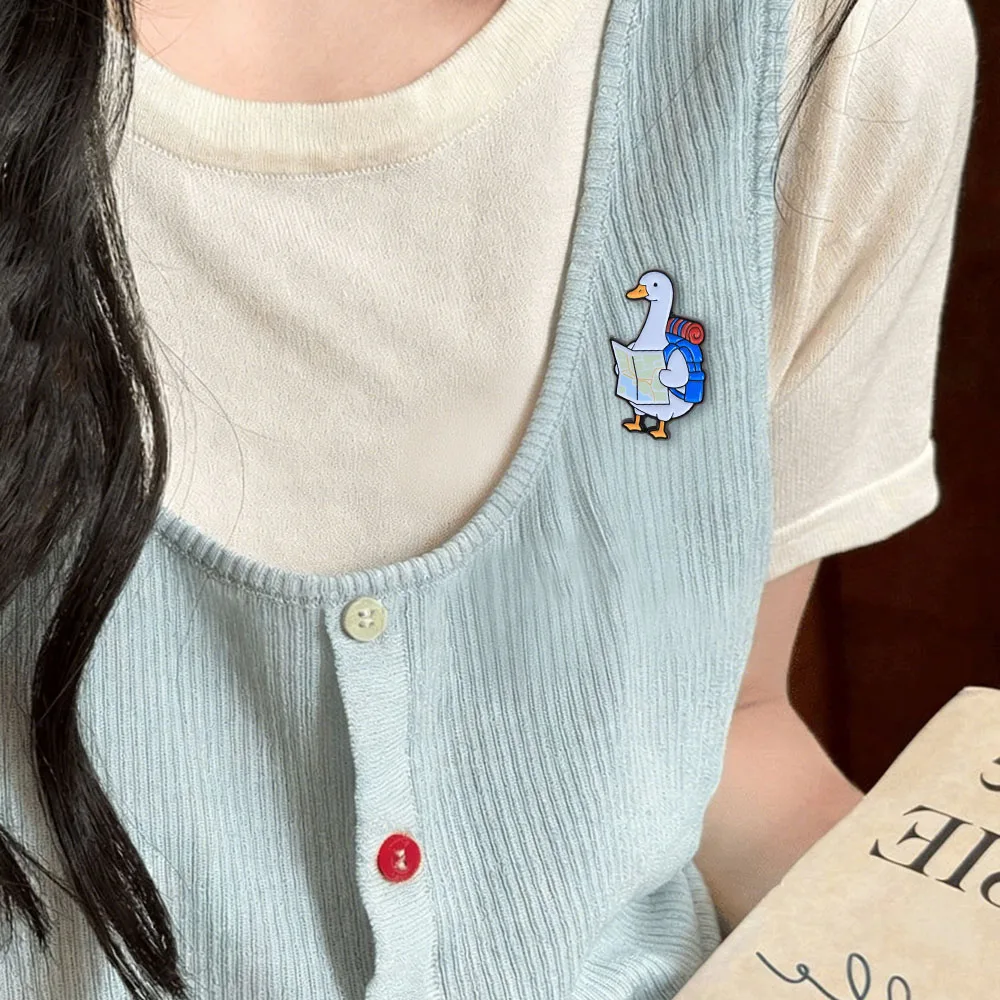 Niedliche Reisegans Emaille-Pin, Rucksack-Ente mit Karte, Brosche, Wanderabenteuer-Tier-Abzeichen, Kreativer Ansteckpin, Geschenk für Reisende – Detail 5
