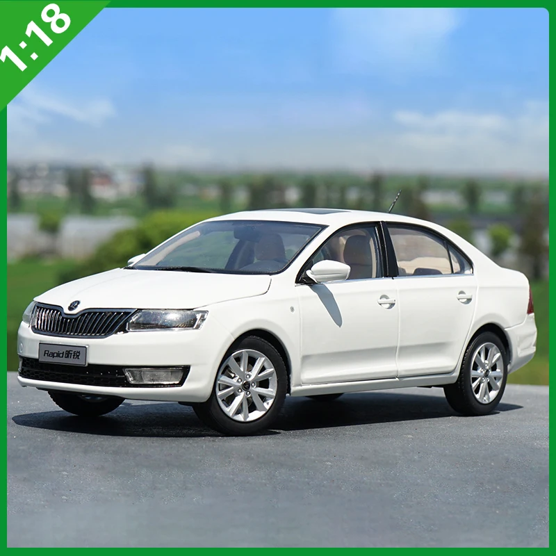 Original Box 1:18 High Meticulous Skoda Fabia Rapid Octavia KODIAQ Diecast Model Car For Collectibles Gift