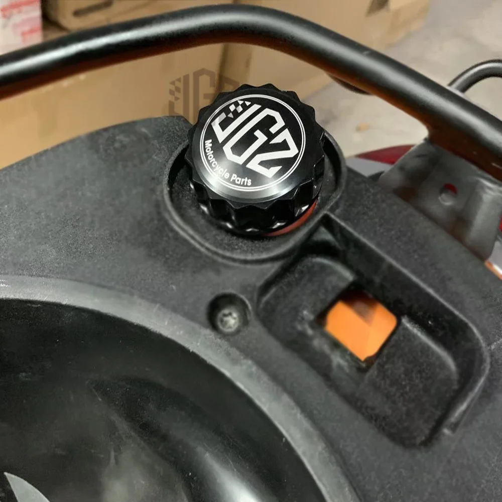 Motorcycle CNC Aluminum Gas Fuel Tank Filler Oil Cap Cover For Piaggio Liberty 125 150 50 MP3 300 350 500 X10 125 350 500 ZIP 50