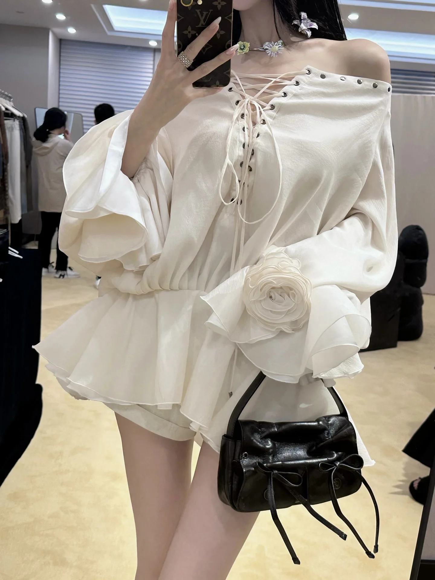 กระโปรงทรงเอ ผ้าโพลีเอสเตอร์ ยืดหยุ่นต่ำ ลายดอกไม้ ไหล่เดียว ผูกเอว ทรงลำลอง เอวกลาง-สูง สีขาว