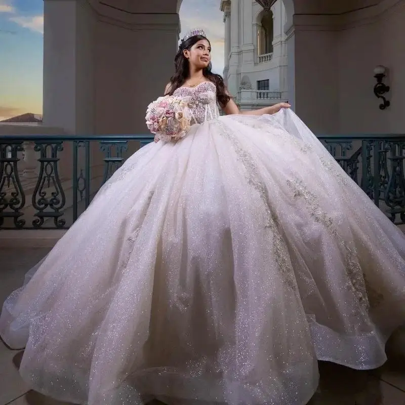 فساتين Quinceanera لامعة على شكل كرة الأميرة باللون العاجي مزينة بالدانتيل والخرز الكريستالي بفيونكة تول لحفلات أعياد الميلاد فيستدوس دي 15 أنوس