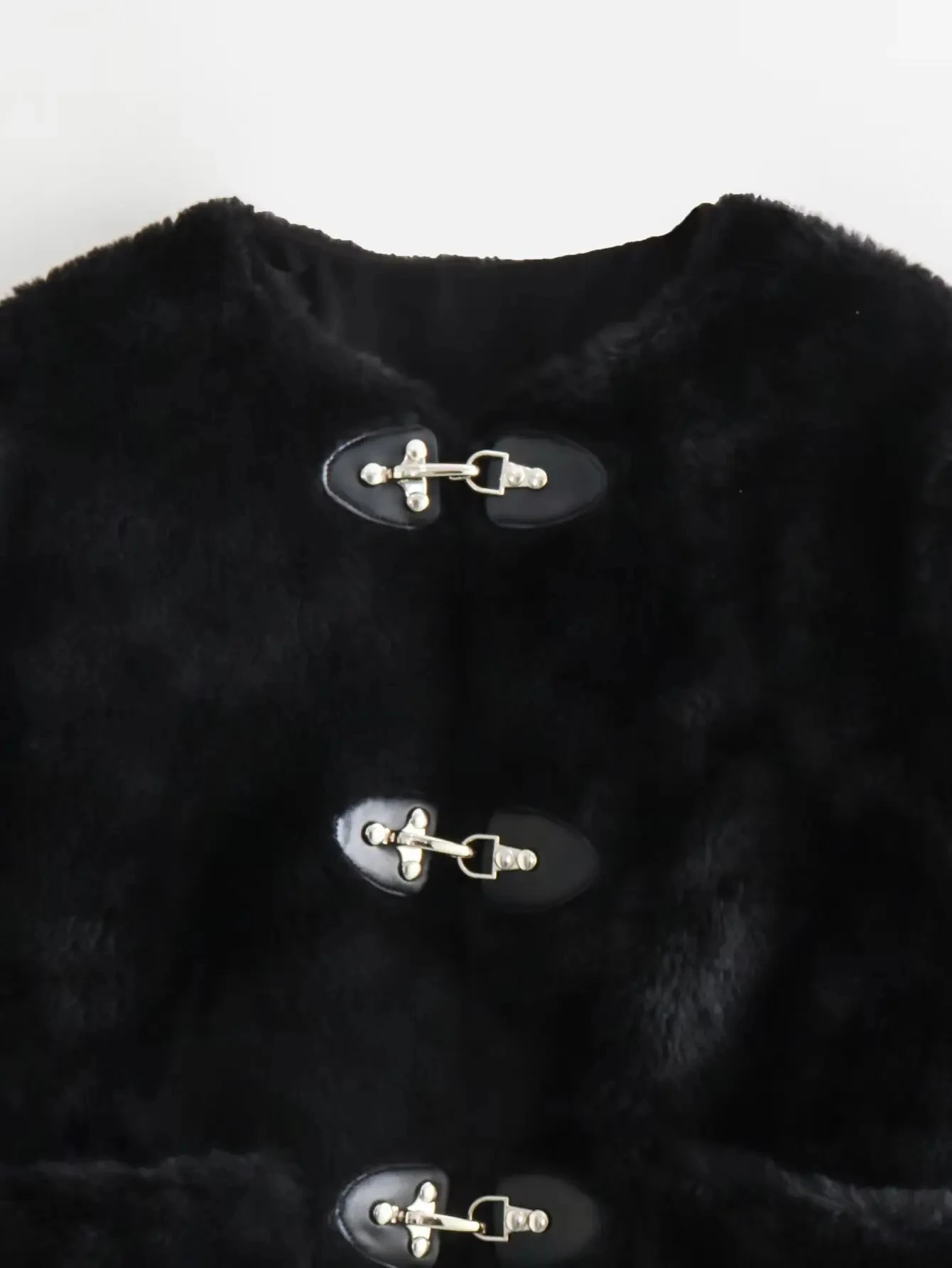 เสื้อแจ็คเก็ตผู้หญิงสไตล์เรโทรสตรีทน่ารัก รุ่น HH 2025 สำหรับฤดูหนาวและฤดูใบไม้ผลิ  ติดกระดุม มีกระเป๋า  ผ้าฟลีซ  2 สี  ทรงตรง  สไตล์ Y2K เหมาะสำหรับใส่ไปทำงาน