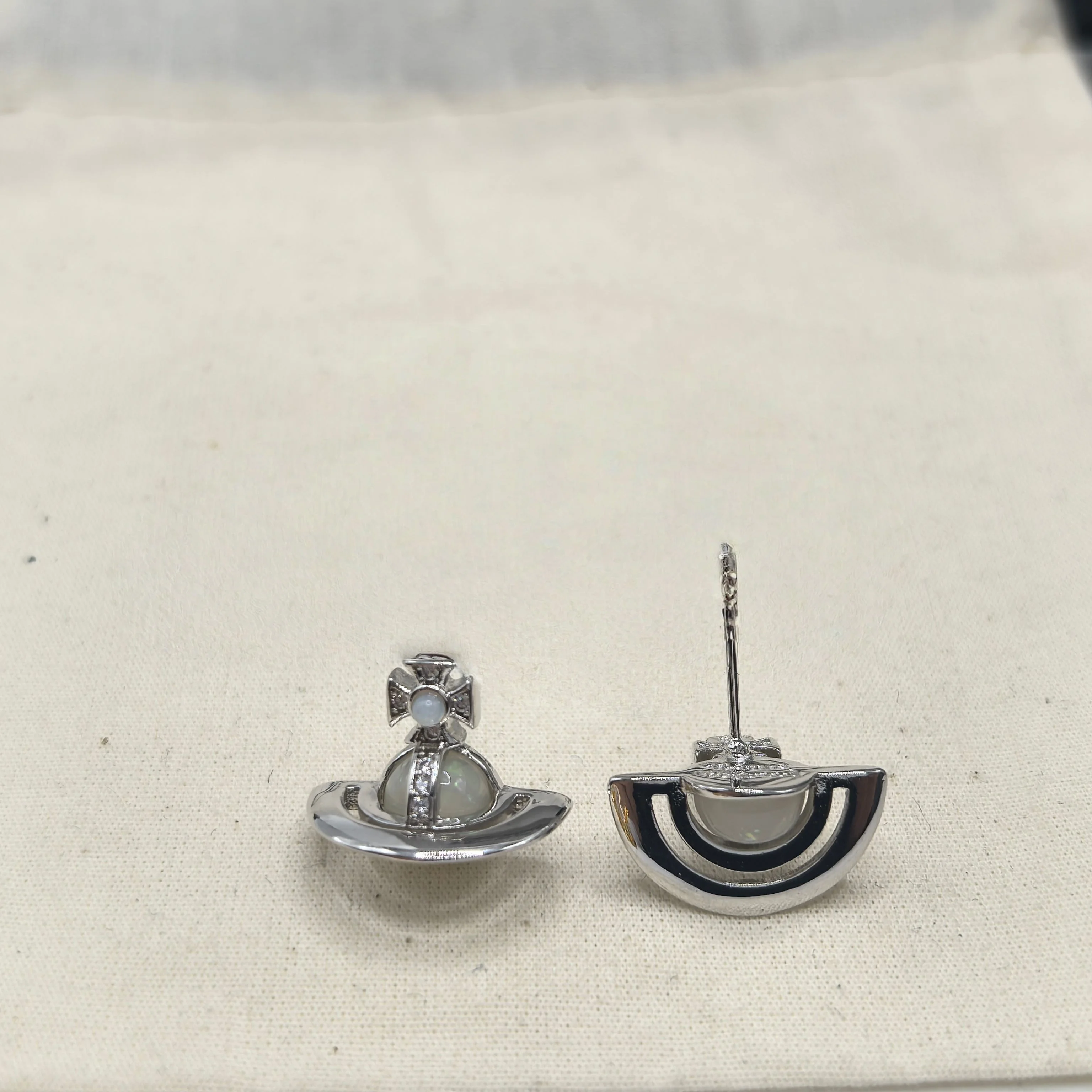 S925 الفضة الاسترليني شقة صغيرة زحل الملونة سحر وأقراط النساء أنيقة رومانسية مجوهرات مأدبة يجب