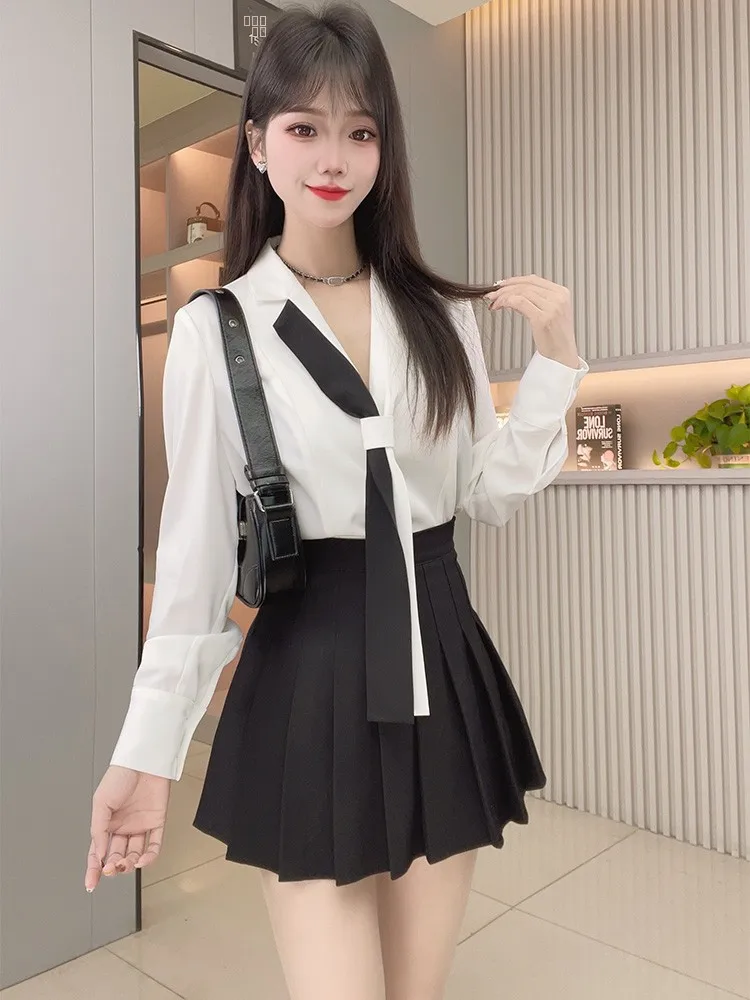 

Модный молодежный комплект из двух предметов: цветная блузка и юбка для женщин, стройнящий силуэт. Флагманский магазин Country Beau.