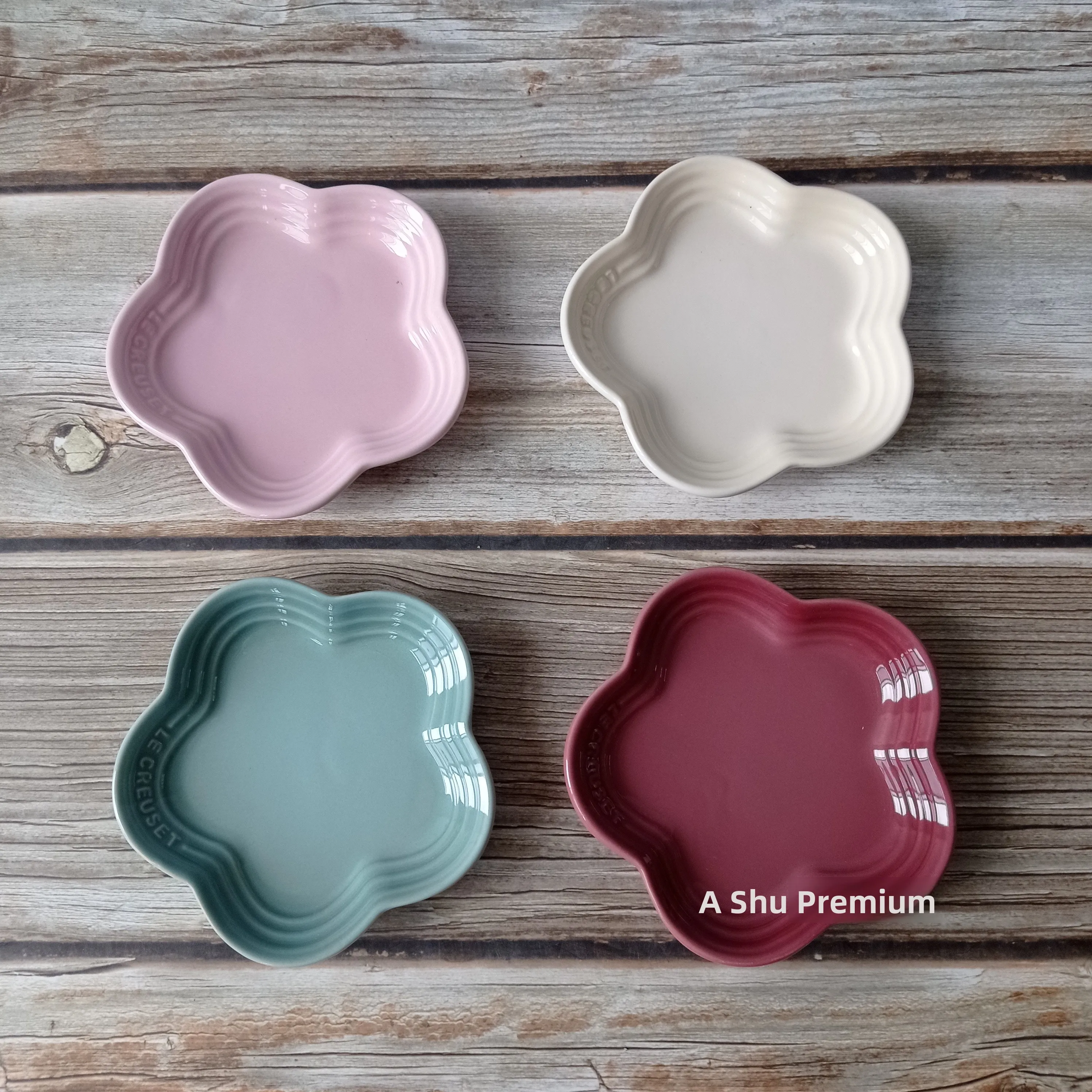 طبق صلصة صغير على شكل زهرة البرقوق من لي كروزيه، طبق حلويات من السيراميك المطلي تحت الطلاء، أدوات مائدة بحجم عالمي