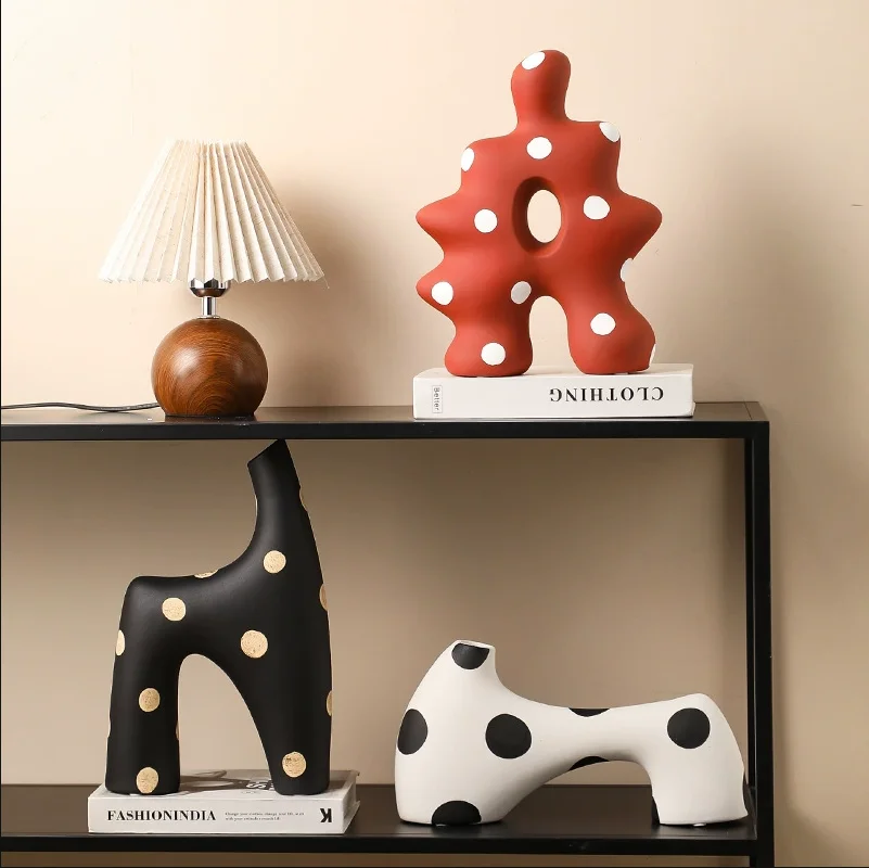 Minimalist Nordic polka dot ceramic vase with irregular flower arrangements, shaped and personalized ceramic ornaments, creative