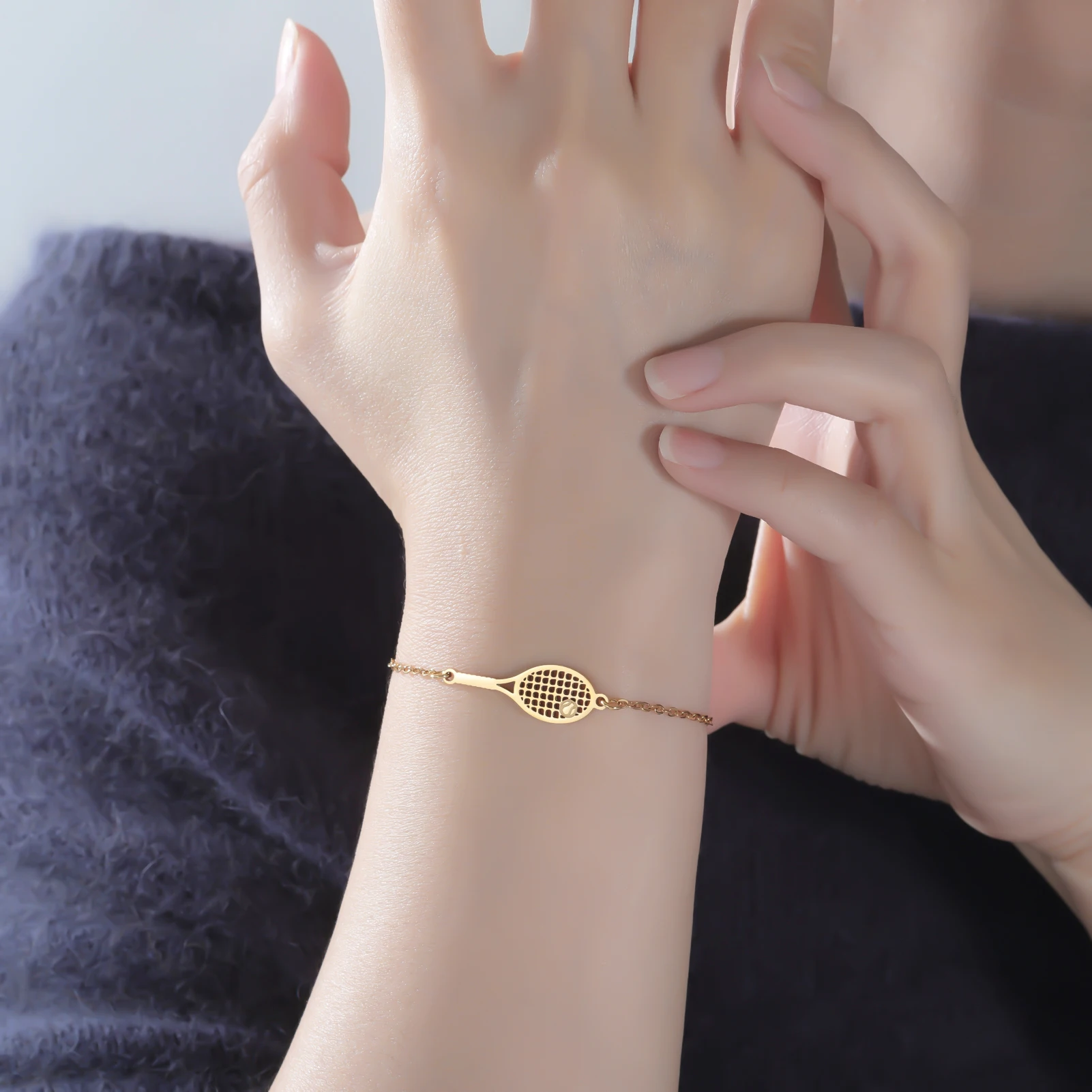 Kkjoy Hohles Tennisschläger-Armband, Edelstahl-Armband, Sport-Charms, Schmuck, minimalistisches Geschenk für Tennisliebhaberinnen, Frauen und Mädchen – Detail 3