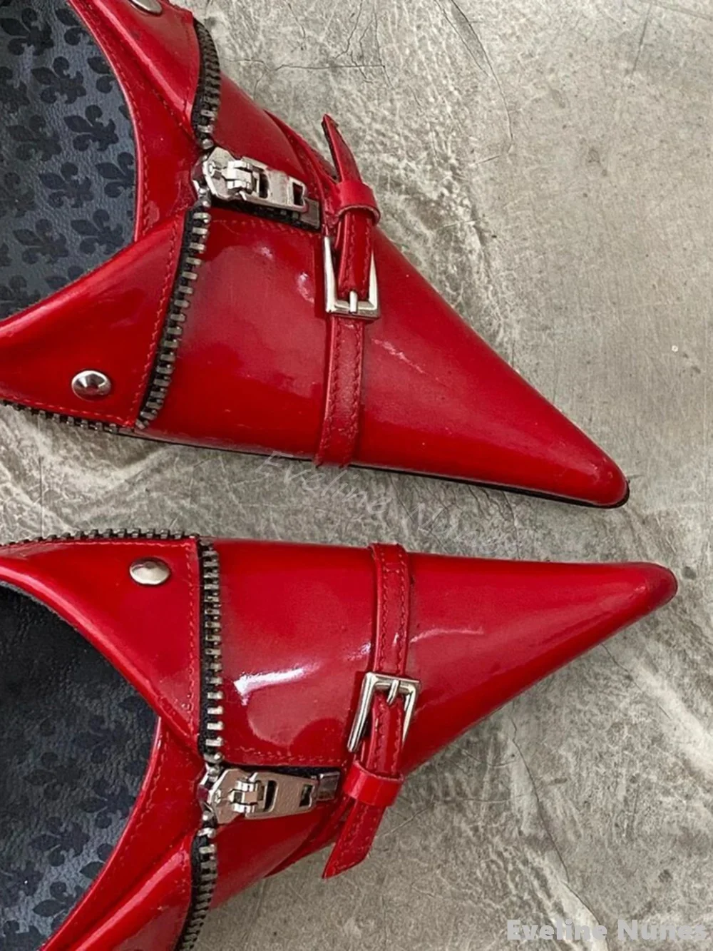 ホット-女性の先のとがったつま先のスチレットヒール,赤いパンプス,浅いリベット,ジッパー付きベルトバックル,サンダルのスリッポン,パンクデザイン,新しいファッション