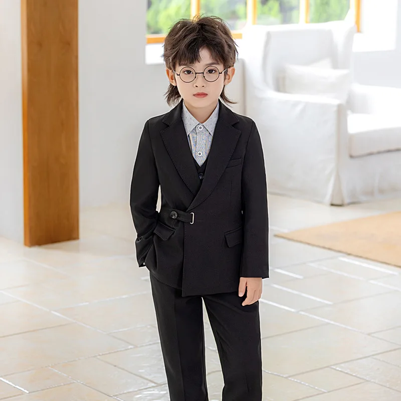 

Новые костюмы для мальчиков, комплект из трех предметов, куртка, жилет, брюки, наряд для фотосъемки, умный стильный детский смокинг с зубчатыми лацканами для банкетной вечеринки