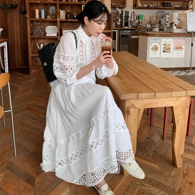 

Модный женский костюм 2026: Рубашка в стиле французского ретро с ажурными вставками и рукавами-баллон + юбка с завышенной талией и поясом