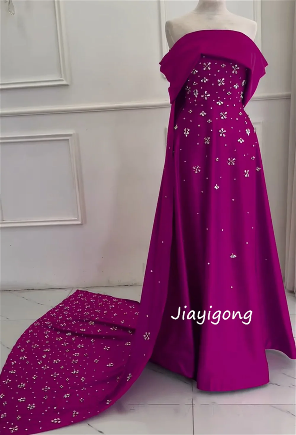 Sukienki szyte na miarę, eleganckie, z plisami, cekinami, o kroju litery A, z odkrytymi ramionami, długie, na specjalne okazje, imprezy, błyszczące.