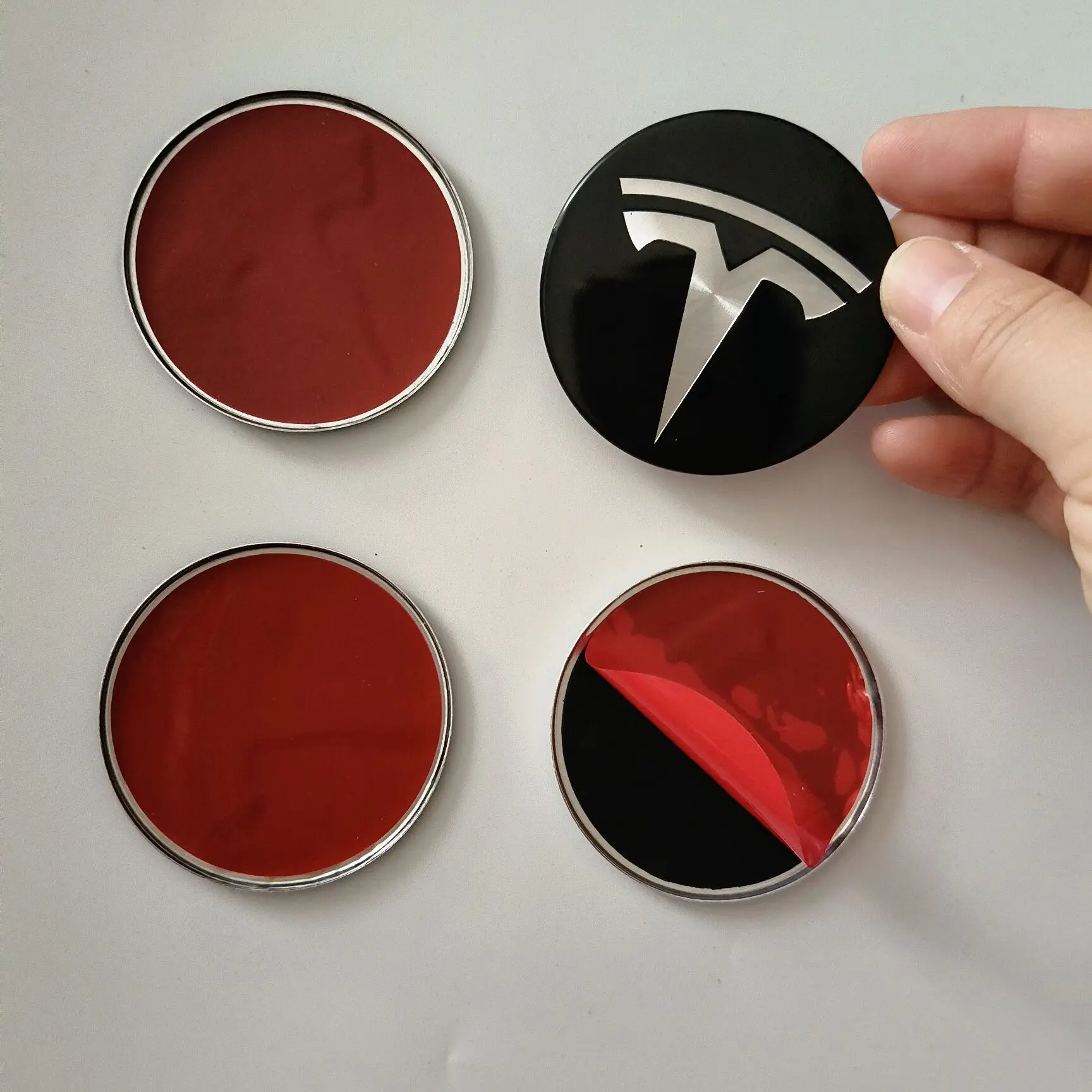 4 Stück 56mm 57mm Auto-Radnabenkappen Emblem-Aufkleber für Tesla Model 3 Y S X Roadster P75D P85D P90D P100D Auto-Zubehör