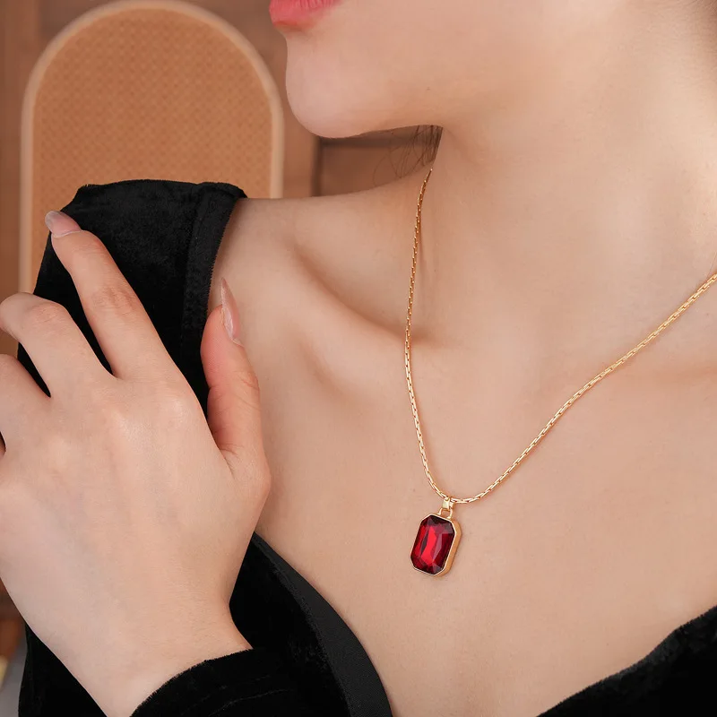 تصميم بسيط الأحمر مربع حجر الراين قلادة قلادة للنساء الفرنسية الرجعية الفاخرة قلادة طويلة الراقية تنوعا المجوهرات هدية