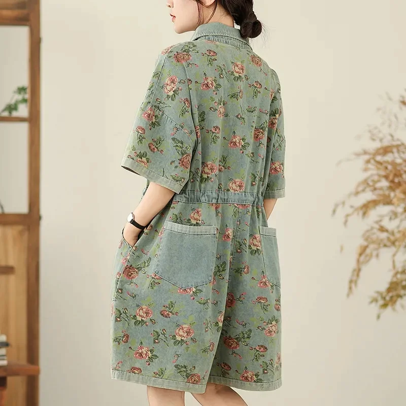 بدلة قفز صيفية غير رسمية موديل 2025 بياقة قميص من قماش الدنيم سراويل بخمسة أرباع مع جينز أنيق مطبوع عليه زهور للسيدات