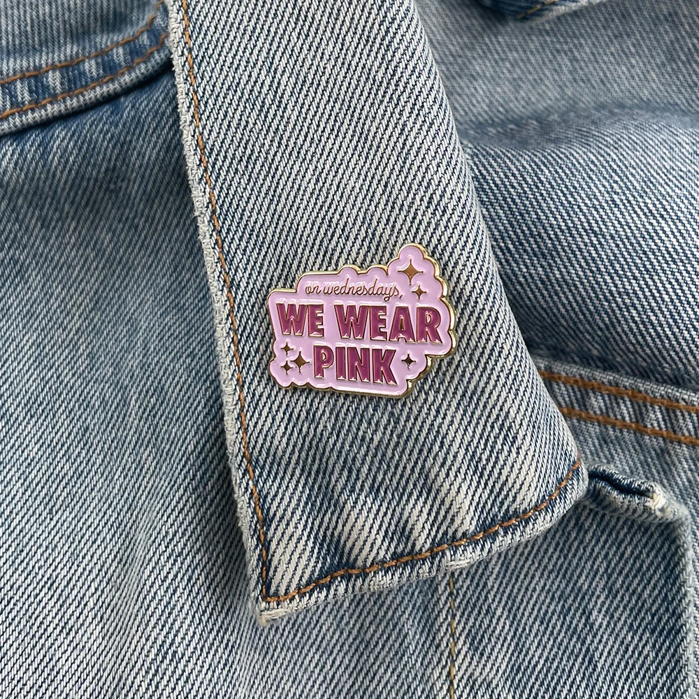 في أيام الأربعاء نرتدي دبوس المينا الوردي يعني الفتيات فيلم بروش كارين مبدع خط شارة Bff الضغط السلوك الاجتماعي مجوهرات هدايا