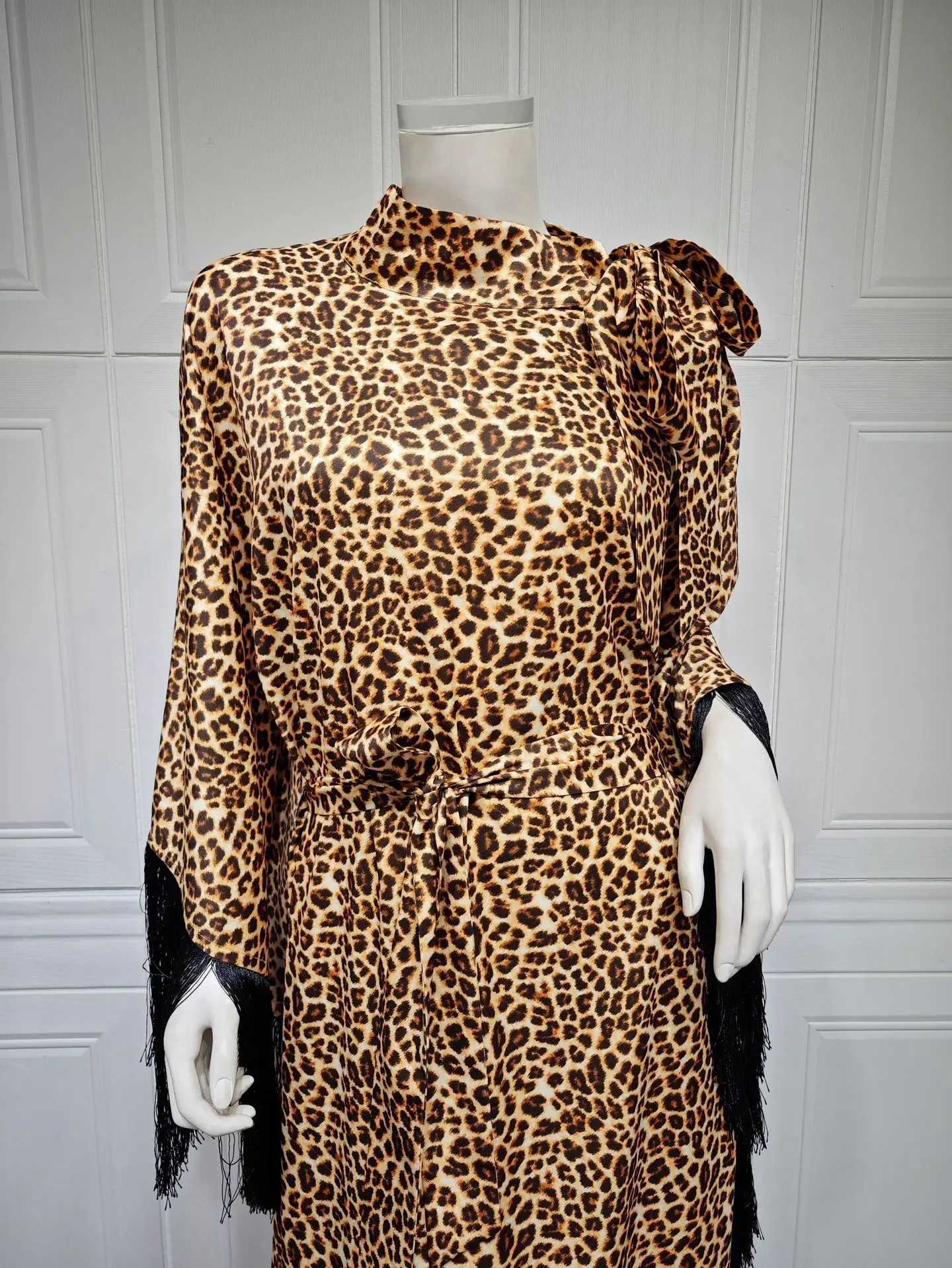 Imagem -05 - Vestido Longo Leopardo Feminino Abaya Duabi Vestidos Muçulmanos Manga Morcego Kaftan Robe de Peru Elegante Borlas 2023