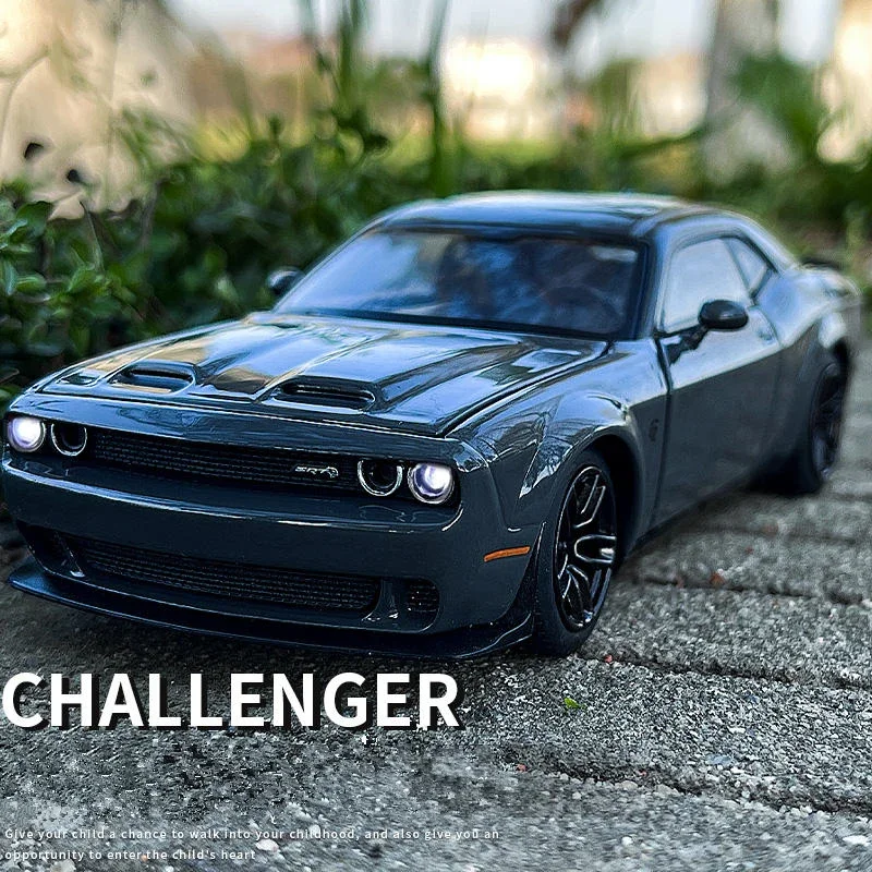 1:32 Dodge Challenger SRT Alloy Sports Car Model Simulation Diecast Metal Toy Muscle Car Model Sound and Light Children Toy Gift