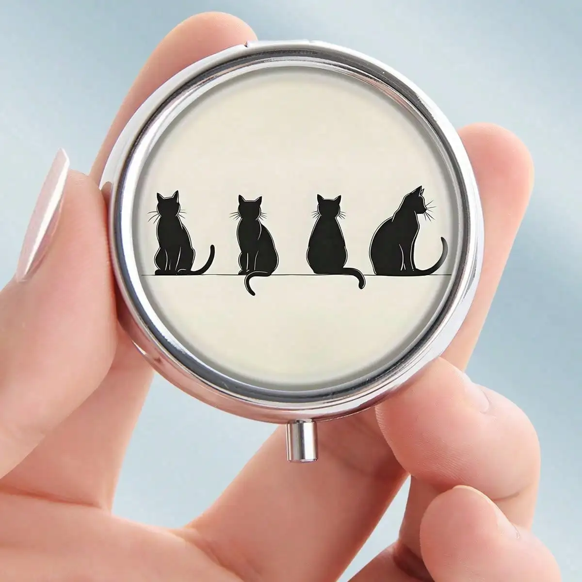 This Portable Round Metal Pill Box Features a Simple Black Cat Silhouette Design and Three Compartments, Making It an Ideal Choice for Elegantly Storing Medicines or Health Supplements. It Is Also Very Suitable for Organizing Vitamins and Storing Small It