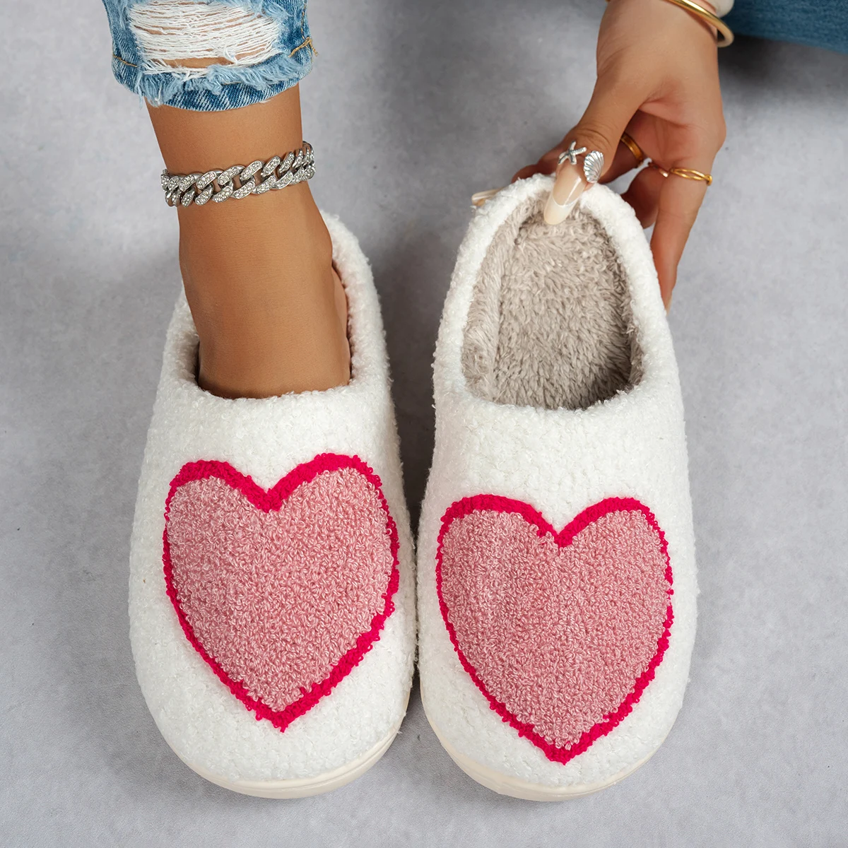 

Зимние плюшевые тапочки для девочек, нескользящая теплая домашняя женская обувь с большим сердечком, удобная домашняя милая мягкая подошва, повседневная обувь для спальни