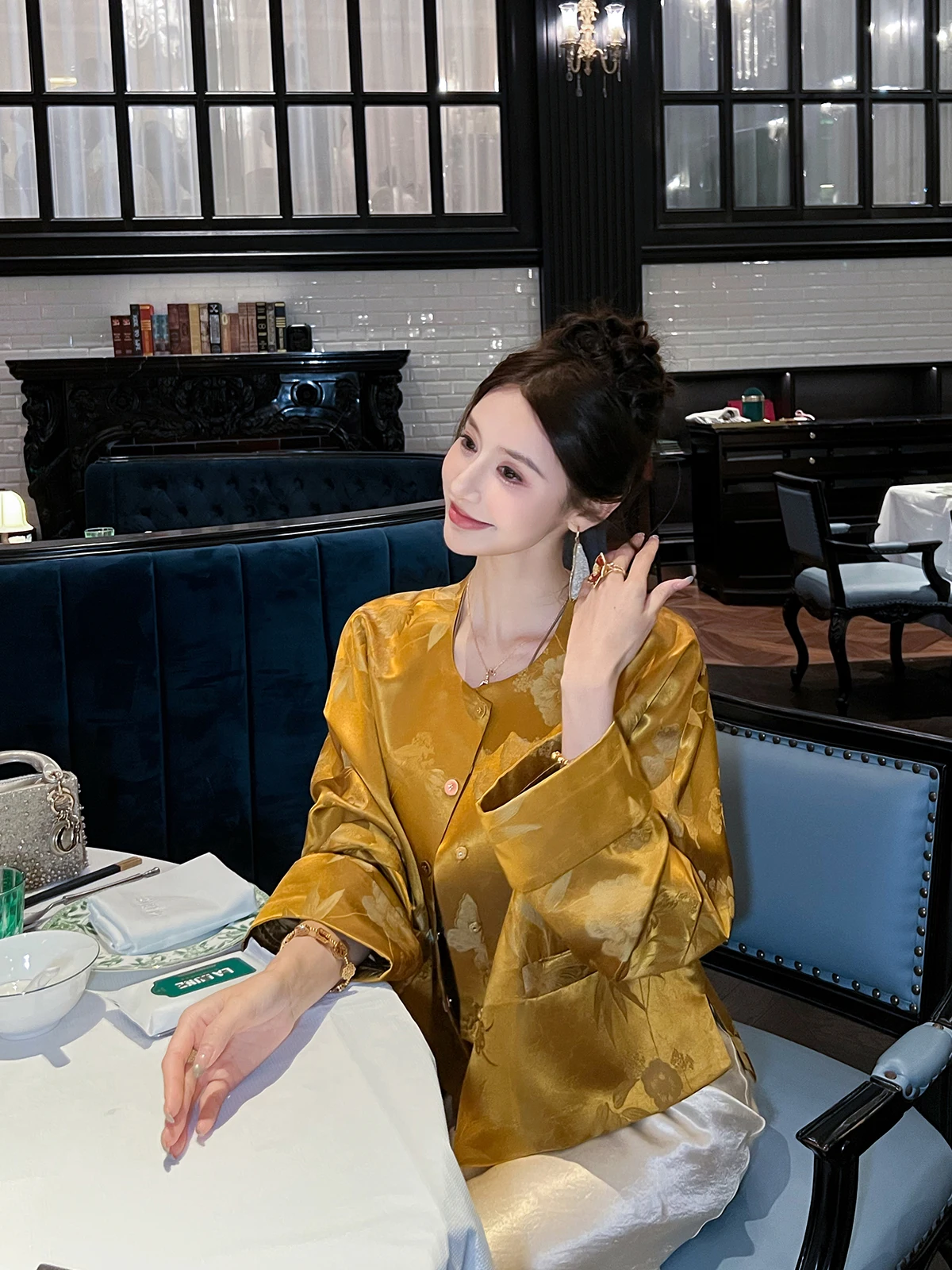 

Новый китайский атласный шелковый топ с вышивкой, свободный крой, ретро-дизайн, в стиле Сон Цзинь, с круглым вырезом, на пуговицах, длинный пальто-накидка