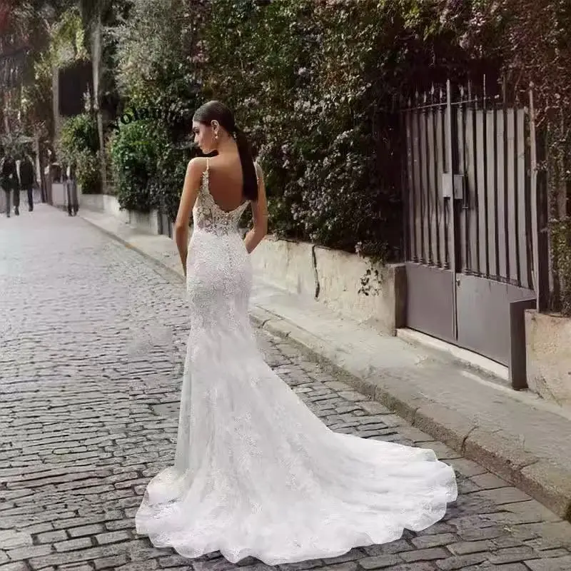 

Свадебные платья Flavinke на заказ: современные, с тонкими бретелями, V-образным вырезом, аппликациями, силуэт «русалка», без спинки, для невест