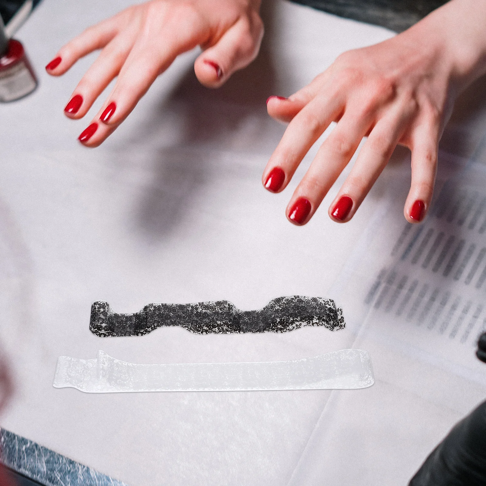 สติกเกอร์ติดเล็บลายลูกไม้ 2 กล่อง 20 ม้วน สีดำขาว สำหรับตกแต่งเล็บด้วยตัวเอง งานฝีมือประณีต พร้อมกล่องเก็บ