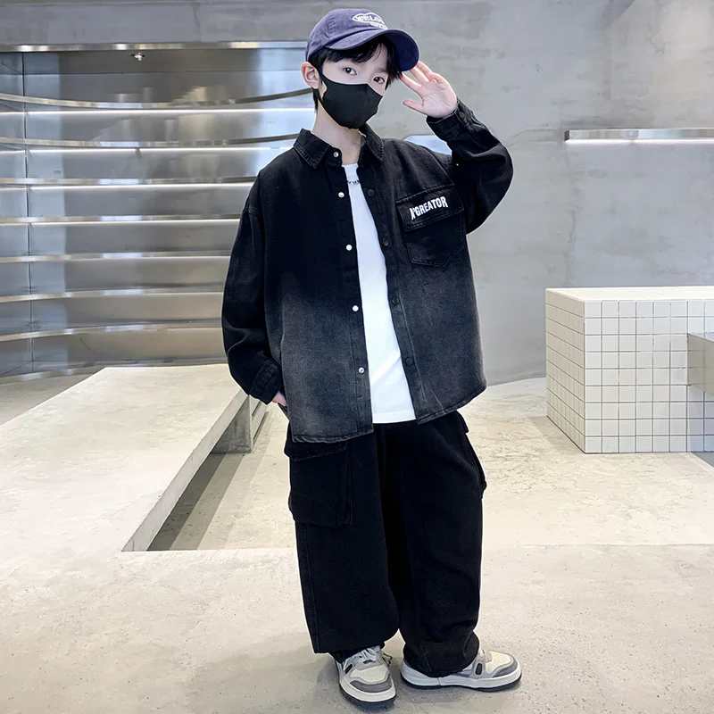 ชุดเดนิมสุดเท่สำหรับเด็กผู้ชาย - แจ็คเก็ตไล่เฉดสีแบบทูโทนและกางเกงยีนส์ทรงหลวมเข้าชุด ลุคสุดเทรนดี้สำหรับเด็ก