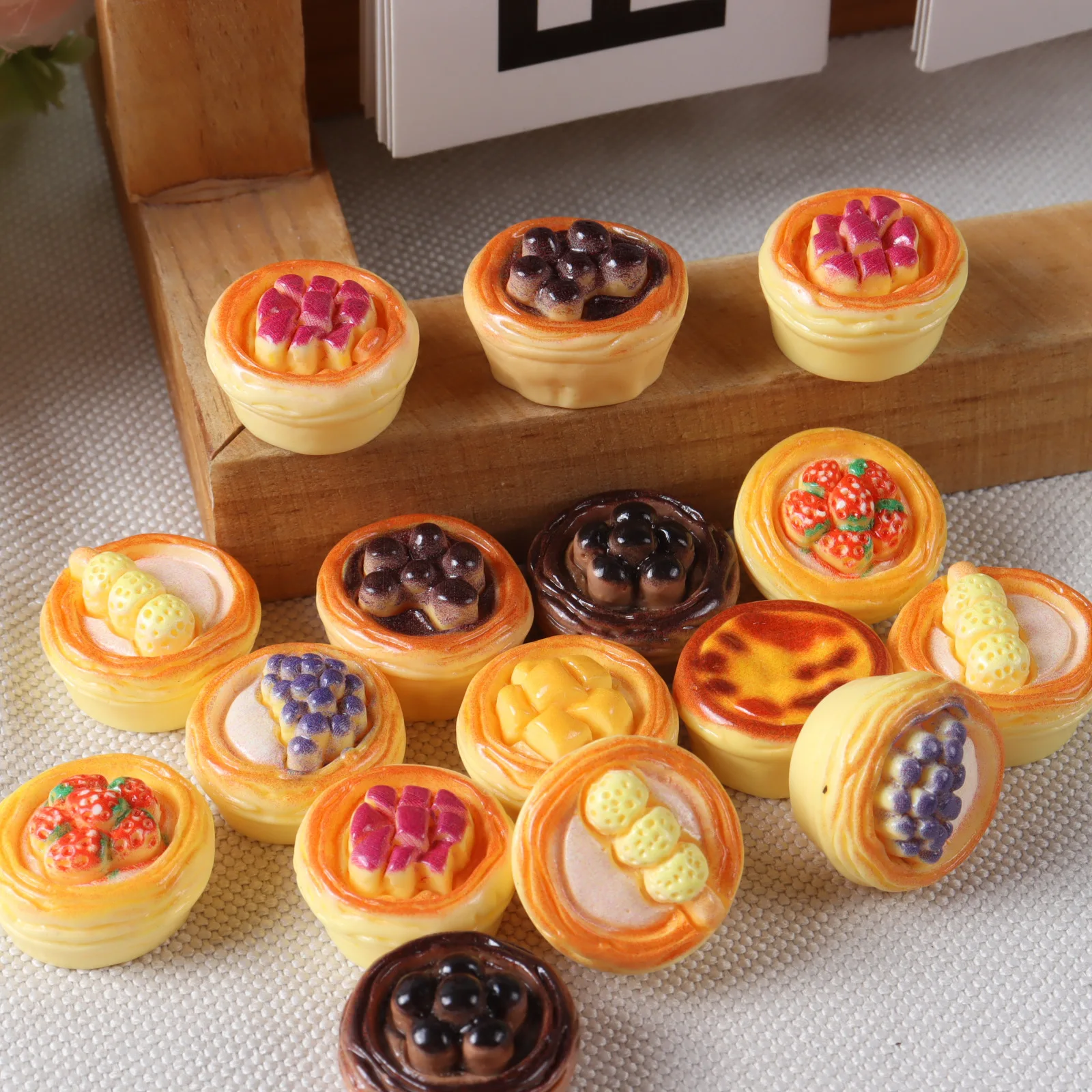 10 piezas de mini tartas de huevo, galletas de chocolate y bizcochos de simulación, modelos de resina de alimentos falsos, colgantes en miniatura, surtido aleatorio