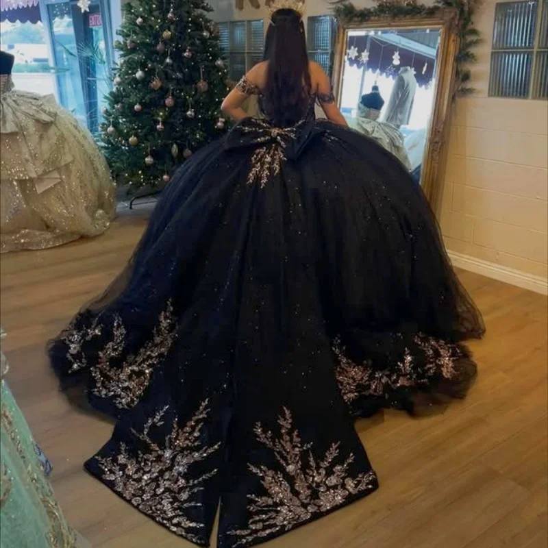 반짝이는 검정색 킨세아녜라 드레스, 오프숄더 글리터 데칼, 롱테일 리본, 15세 생일 드레스 ﻿ 맞춤 제작