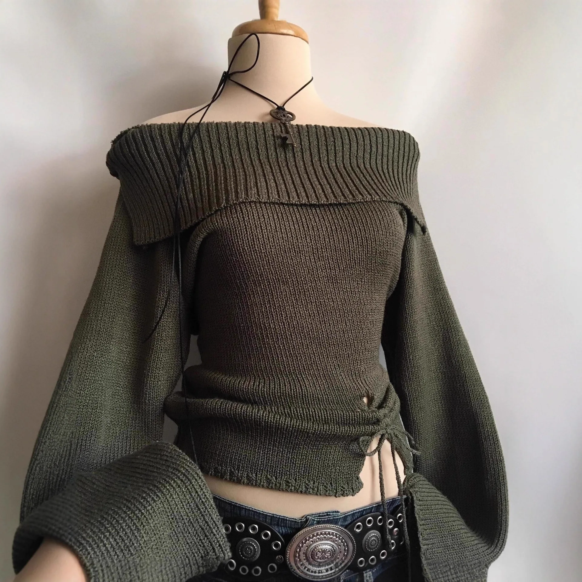 

Осенний новый свитер с открытыми плечами, женский свободный и вместительный высококачественный трикотаж, стильная дизайнерская блузка на шнурке для женщин, стиль Y2K