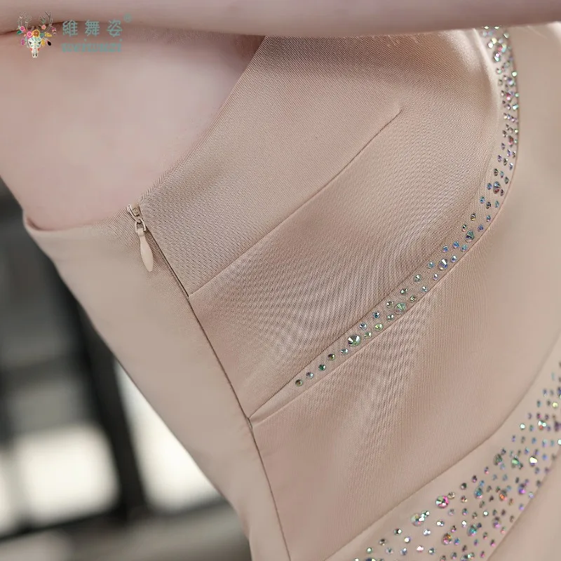 ミニマルデザインの高級斜めネックシングルショルダースリムイブニングガウン、サテンとダイヤモンドがちりばめられたマーメイドイブニングガウン