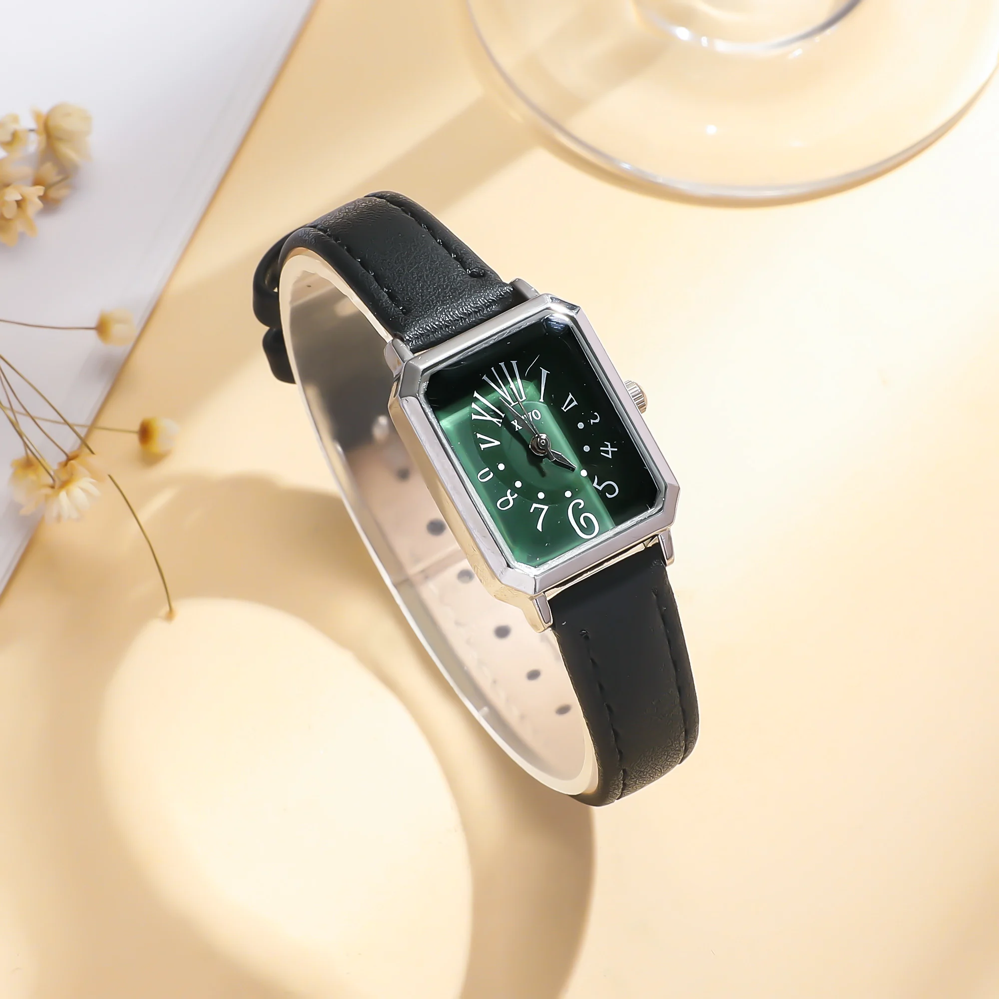 

Стильные женские часы с квадратным зеленым циферблатом - черный кожаный ремешок, корпус серебристого цвета, минималистичные наручные часы с комбинированными цифрами для повседневного использования и других случаев.