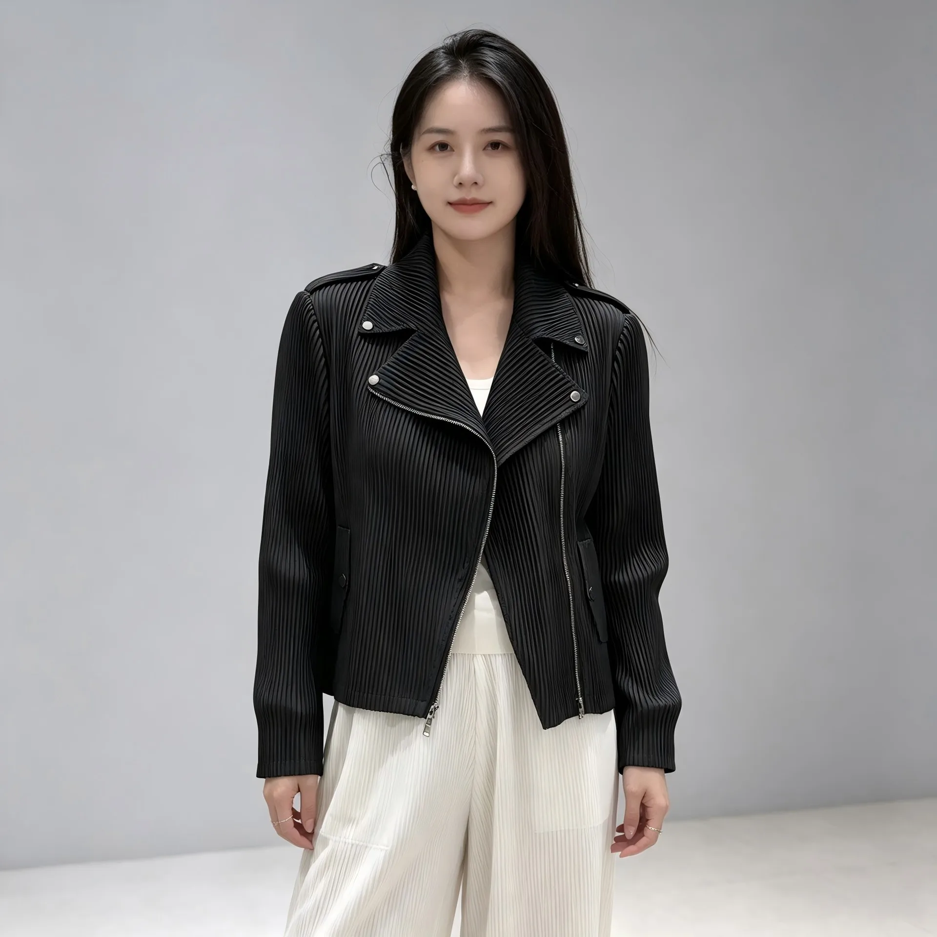 Women's retro-style pleated biker jacket with a lapel, diagonal zipper, and studs; loose-fitting short pleated jacket for autumn