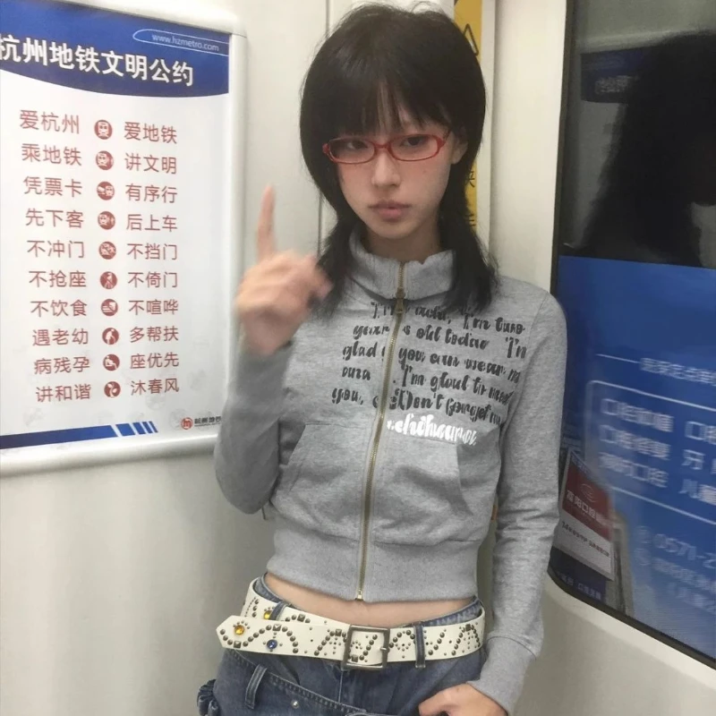 Amerikanische Vintage-Outwear, Reißverschluss, Buchstabenmuster, lange Ärmel, reine Farbe, modische Tasche, Subkultur, kurze Kapuze, Frauen, Herbst 2025,