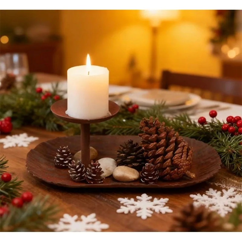 

Декоративный подсвечник в форме шишки, железный подсвечник, несколько декоративных элементов, реквизит, железный поднос для хранения.