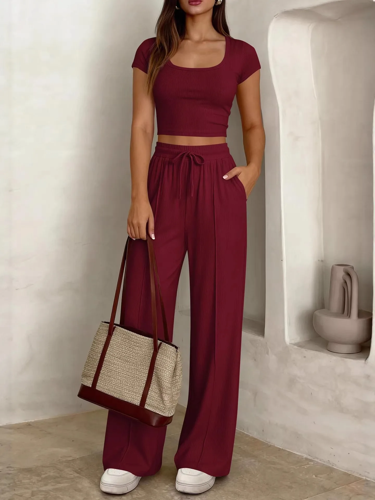 Damen-Set: Kurzes Oberteil mit quadratischem Ausschnitt und kurzen Ärmeln, gerippt, zweiteiliges Outfit, Hose mit hoher Taille und weitem Bein, Kordelzug, lässiger, lockerer Schnitt. – Detail 8