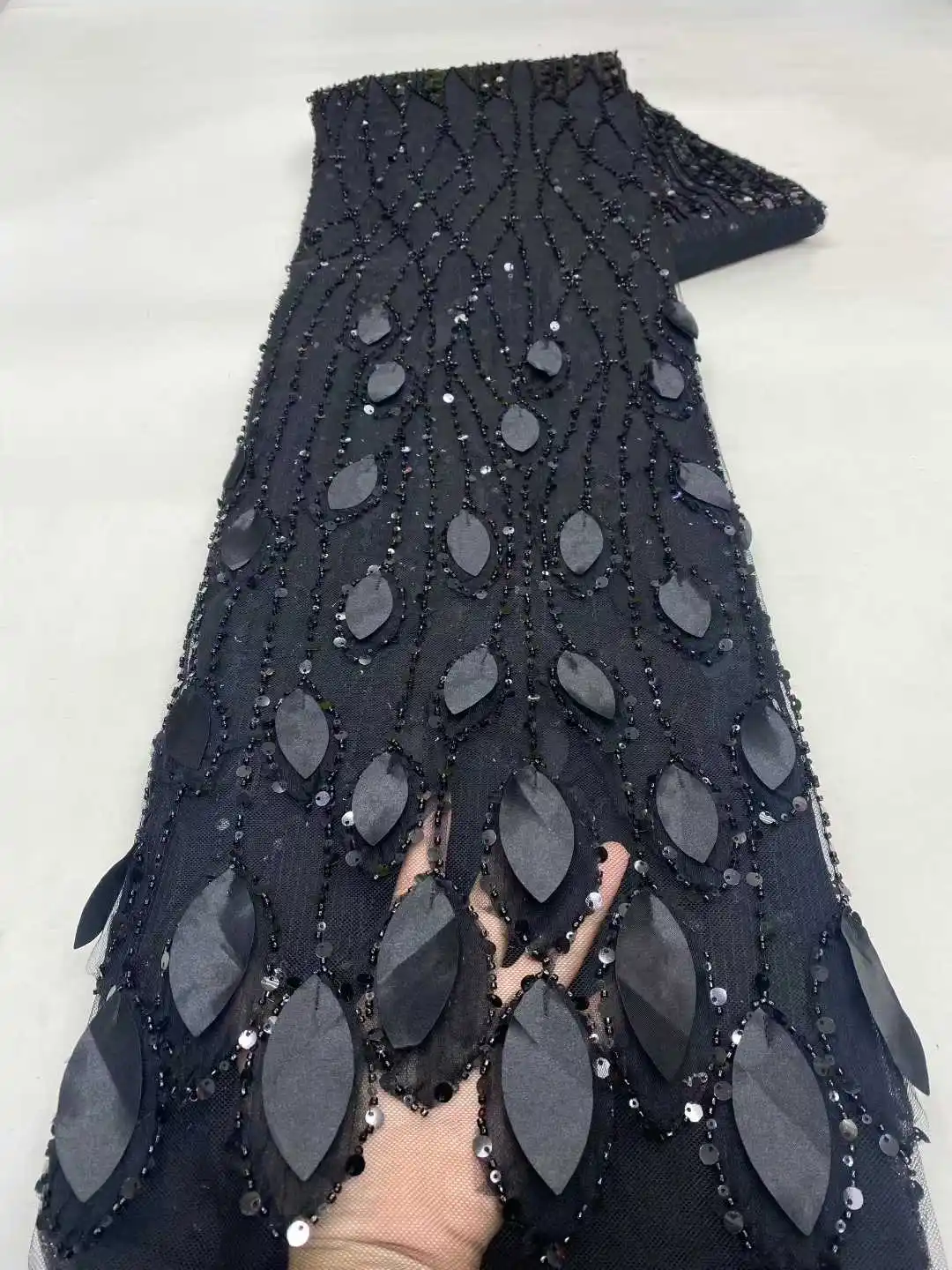 Luksusowe nowe wzory koronkowe tiulowe tkaniny wysokiej jakości ręcznie haftowane cekinami i koralikami do wyrobu damskich sukien ślubnych i na przyjęcia, 2025